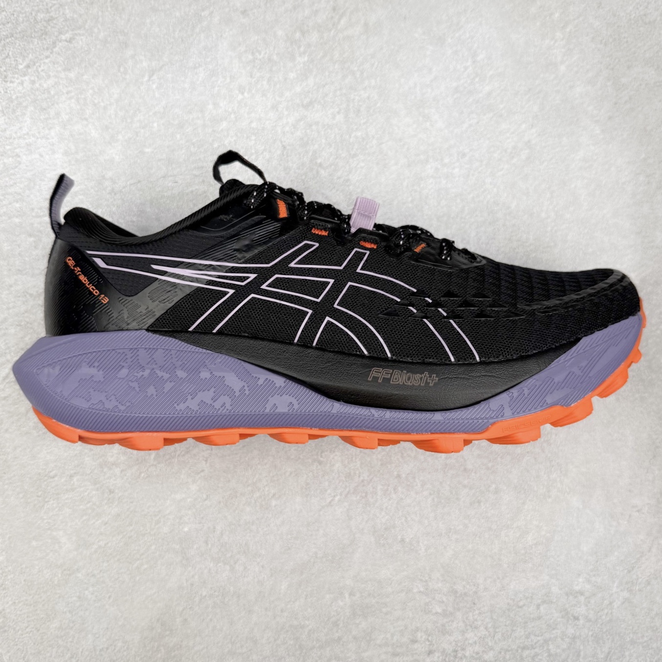 Asics GEL-TRABUCO 13 GTX 亚瑟士舒适百搭轻便透气减震低帮跑步鞋 ASICS（亚瑟士）是日本实业家鬼冢喜八郎创立的跑鞋运动品牌，名字想法源自著名的拉丁谚语“AnimaSana In Corpore Sano”，意为“健全的精神寓于强健的体魄”。正如其名字的含义，ASICS亚瑟士一直坚信保持身体的健康与活力是打造健康快乐的生活方式的最佳途径。亚瑟士的跑鞋、篮球鞋等系列集专业与美貌于一身，拥有极高的热度。2016年，ASICS在“2016年日本最佳全球品牌”排行榜名列第17名。尺码：36 37 37.5 38 39 39.5 40 40.5 41.5 42 42.5 43.5 44 45-选品中心