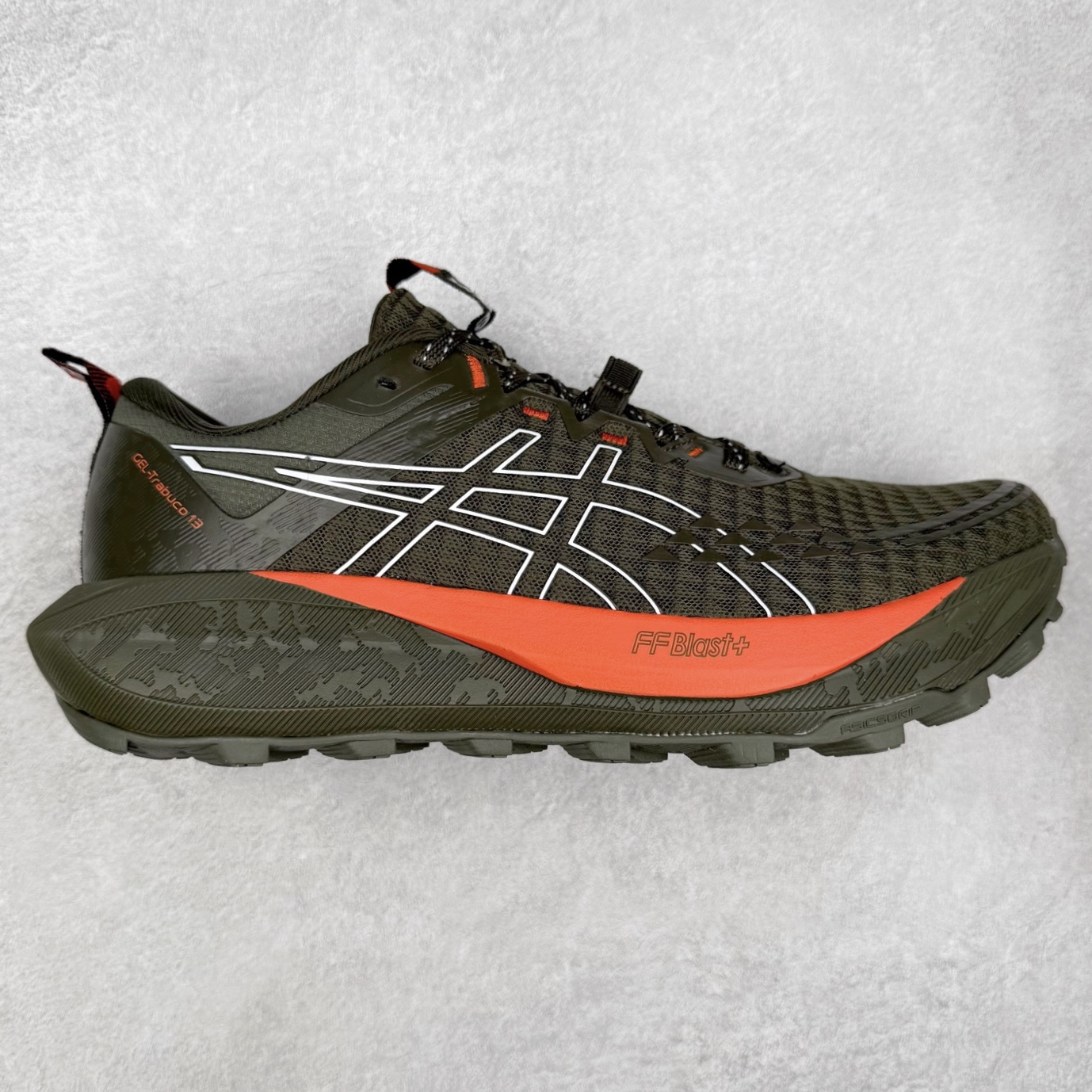 Asics GEL-TRABUCO 13 GTX 亚瑟士舒适百搭轻便透气减震低帮跑步鞋 ASICS（亚瑟士）是日本实业家鬼冢喜八郎创立的跑鞋运动品牌，名字想法源自著名的拉丁谚语“AnimaSana In Corpore Sano”，意为“健全的精神寓于强健的体魄”。正如其名字的含义，ASICS亚瑟士一直坚信保持身体的健康与活力是打造健康快乐的生活方式的最佳途径。亚瑟士的跑鞋、篮球鞋等系列集专业与美貌于一身，拥有极高的热度。2016年，ASICS在“2016年日本最佳全球品牌”排行榜名列第17名。尺码：36 37 37.5 38 39 39.5 40 40.5 41.5 42 42.5 43.5 44 45-选品中心