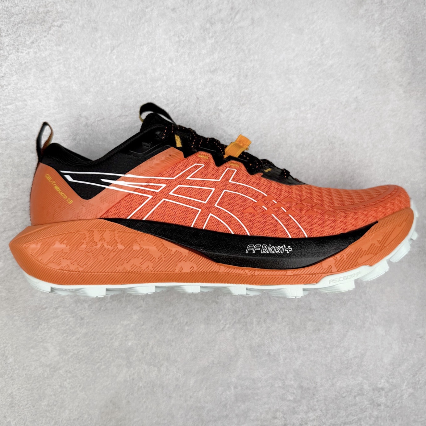 Asics GEL-TRABUCO 13 GTX 亚瑟士舒适百搭轻便透气减震低帮跑步鞋 ASICS（亚瑟士）是日本实业家鬼冢喜八郎创立的跑鞋运动品牌，名字想法源自著名的拉丁谚语“AnimaSana In Corpore Sano”，意为“健全的精神寓于强健的体魄”。正如其名字的含义，ASICS亚瑟士一直坚信保持身体的健康与活力是打造健康快乐的生活方式的最佳途径。亚瑟士的跑鞋、篮球鞋等系列集专业与美貌于一身，拥有极高的热度。2016年，ASICS在“2016年日本最佳全球品牌”排行榜名列第17名。尺码：36 37 37.5 38 39 39.5 40 40.5 41.5 42 42.5 43.5 44 45-选品中心