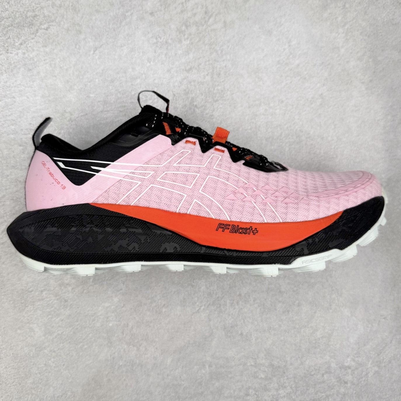 Asics GEL-TRABUCO 13 GTX 亚瑟士舒适百搭轻便透气减震低帮跑步鞋 ASICS（亚瑟士）是日本实业家鬼冢喜八郎创立的跑鞋运动品牌，名字想法源自著名的拉丁谚语“AnimaSana In Corpore Sano”，意为“健全的精神寓于强健的体魄”。正如其名字的含义，ASICS亚瑟士一直坚信保持身体的健康与活力是打造健康快乐的生活方式的最佳途径。亚瑟士的跑鞋、篮球鞋等系列集专业与美貌于一身，拥有极高的热度。2016年，ASICS在“2016年日本最佳全球品牌”排行榜名列第17名。尺码：36 37 37.5 38 39 39.5 40 40.5 41.5 42 42.5 43.5 44 45-选品中心