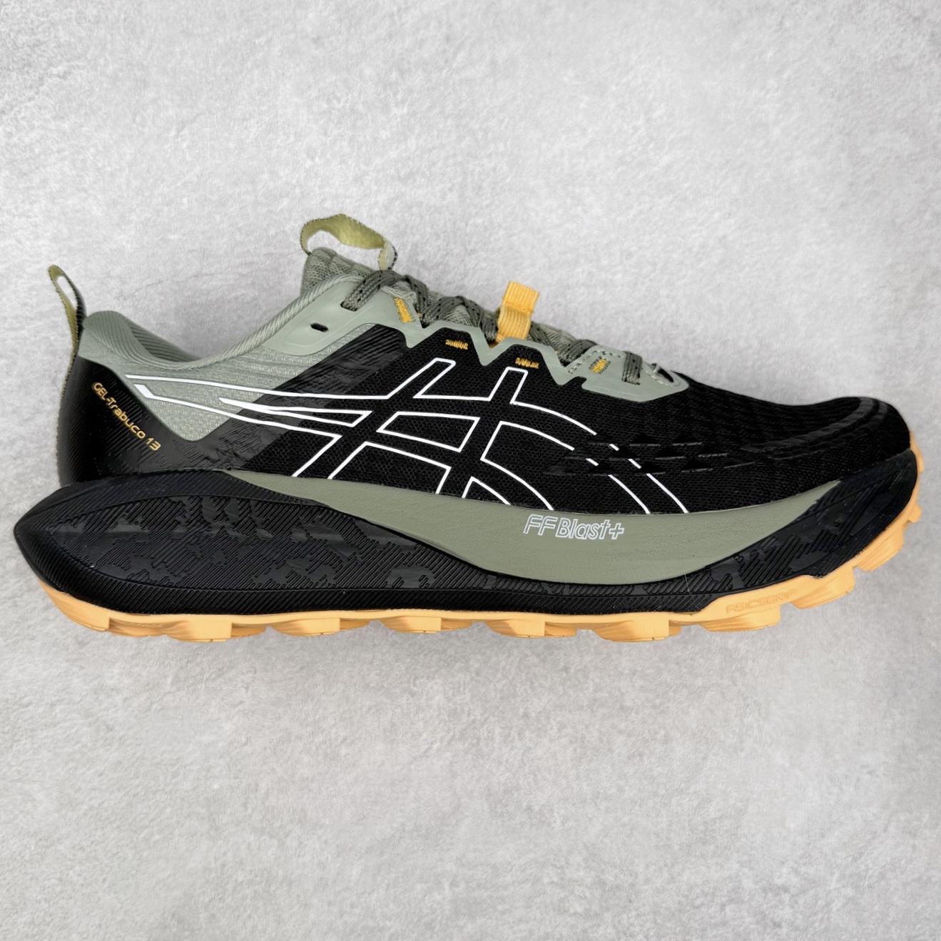 Asics GEL-TRABUCO 13 GTX 亚瑟士舒适百搭轻便透气减震低帮跑步鞋 ASICS（亚瑟士）是日本实业家鬼冢喜八郎创立的跑鞋运动品牌，名字想法源自著名的拉丁谚语“AnimaSana In Corpore Sano”，意为“健全的精神寓于强健的体魄”。正如其名字的含义，ASICS亚瑟士一直坚信保持身体的健康与活力是打造健康快乐的生活方式的最佳途径。亚瑟士的跑鞋、篮球鞋等系列集专业与美貌于一身，拥有极高的热度。2016年，ASICS在“2016年日本最佳全球品牌”排行榜名列第17名。尺码：36 37 37.5 38 39 39.5 40 40.5 41.5 42 42.5 43.5 44 45-选品中心