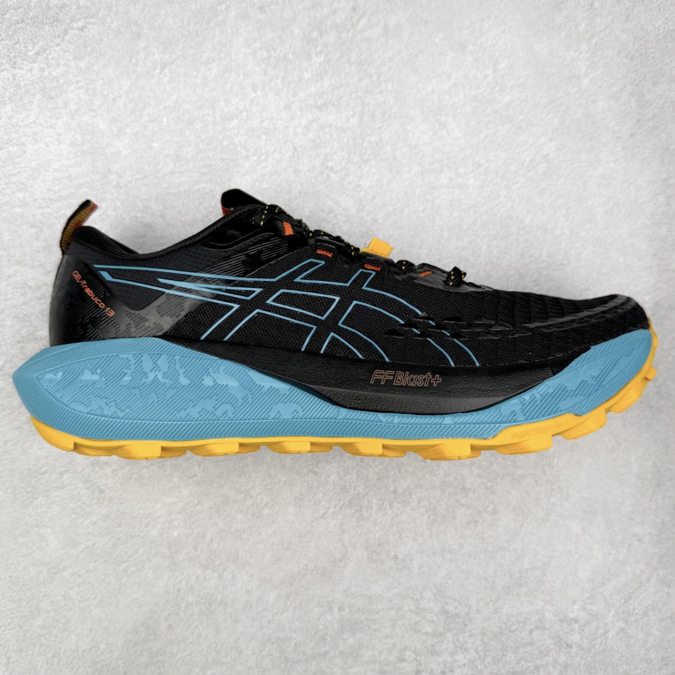 Asics GEL-TRABUCO 13 GTX 亚瑟士舒适百搭轻便透气减震低帮跑步鞋 ASICS（亚瑟士）是日本实业家鬼冢喜八郎创立的跑鞋运动品牌，名字想法源自著名的拉丁谚语“AnimaSana In Corpore Sano”，意为“健全的精神寓于强健的体魄”。正如其名字的含义，ASICS亚瑟士一直坚信保持身体的健康与活力是打造健康快乐的生活方式的最佳途径。亚瑟士的跑鞋、篮球鞋等系列集专业与美貌于一身，拥有极高的热度。2016年，ASICS在“2016年日本最佳全球品牌”排行榜名列第17名。尺码：36 37 37.5 38 39 39.5 40 40.5 41.5 42 42.5 43.5 44 45-选品中心