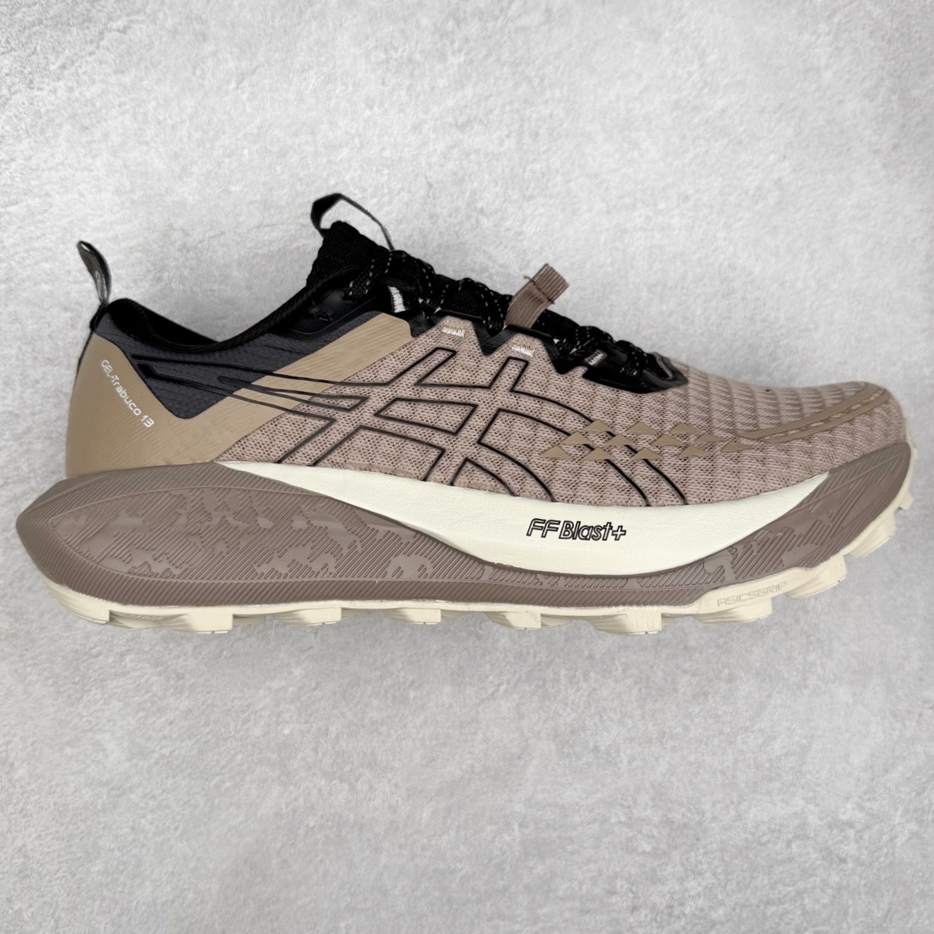 Asics GEL-TRABUCO 13 GTX 亚瑟士舒适百搭轻便透气减震低帮跑步鞋 ASICS（亚瑟士）是日本实业家鬼冢喜八郎创立的跑鞋运动品牌，名字想法源自著名的拉丁谚语“AnimaSana In Corpore Sano”，意为“健全的精神寓于强健的体魄”。正如其名字的含义，ASICS亚瑟士一直坚信保持身体的健康与活力是打造健康快乐的生活方式的最佳途径。亚瑟士的跑鞋、篮球鞋等系列集专业与美貌于一身，拥有极高的热度。2016年，ASICS在“2016年日本最佳全球品牌”排行榜名列第17名。尺码：36 37 37.5 38 39 39.5 40 40.5 41.5 42 42.5 43.5 44 45-选品中心