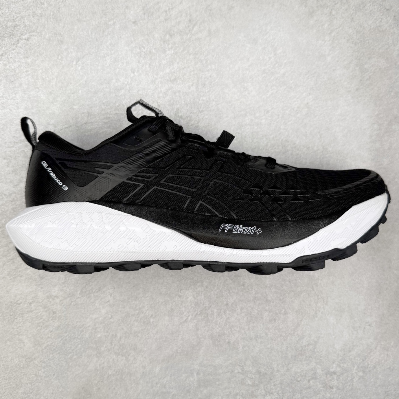 Asics GEL-TRABUCO 13 GTX 亚瑟士舒适百搭轻便透气减震低帮跑步鞋 ASICS（亚瑟士）是日本实业家鬼冢喜八郎创立的跑鞋运动品牌，名字想法源自著名的拉丁谚语“AnimaSana In Corpore Sano”，意为“健全的精神寓于强健的体魄”。正如其名字的含义，ASICS亚瑟士一直坚信保持身体的健康与活力是打造健康快乐的生活方式的最佳途径。亚瑟士的跑鞋、篮球鞋等系列集专业与美貌于一身，拥有极高的热度。2016年，ASICS在“2016年日本最佳全球品牌”排行榜名列第17名。尺码：36 37 37.5 38 39 39.5 40 40.5 41.5 42 42.5 43.5 44 45-选品中心
