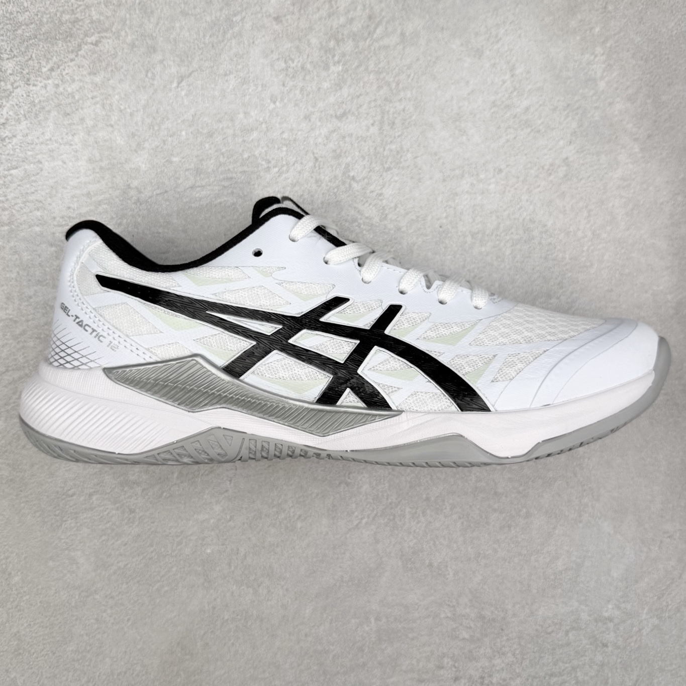 Asics Gel-Tactic 12 舒适时尚织物透气低帮跑步鞋 ASICS（亚瑟士）是日本实业家鬼冢喜八郎创立的跑鞋运动品牌，名字想法源自著名的拉丁谚语“AnimaSana In Corpore Sano”，意为“健全的精神寓于强健的体魄”。正如其名字的含义，ASICS亚瑟士一直坚信保持身体的健康与活力是打造健康快乐的生活方式的最佳途径。亚瑟士的跑鞋、篮球鞋等系列集专业与美貌于一身，拥有极高的热度。2016年，ASICS在“2016年日本最佳全球品牌”排行榜名列第17名。尺码：36 37 37.5 38 39 39.5 40 40.5 41.5 42 42.5 43.5 44 45-选品中心