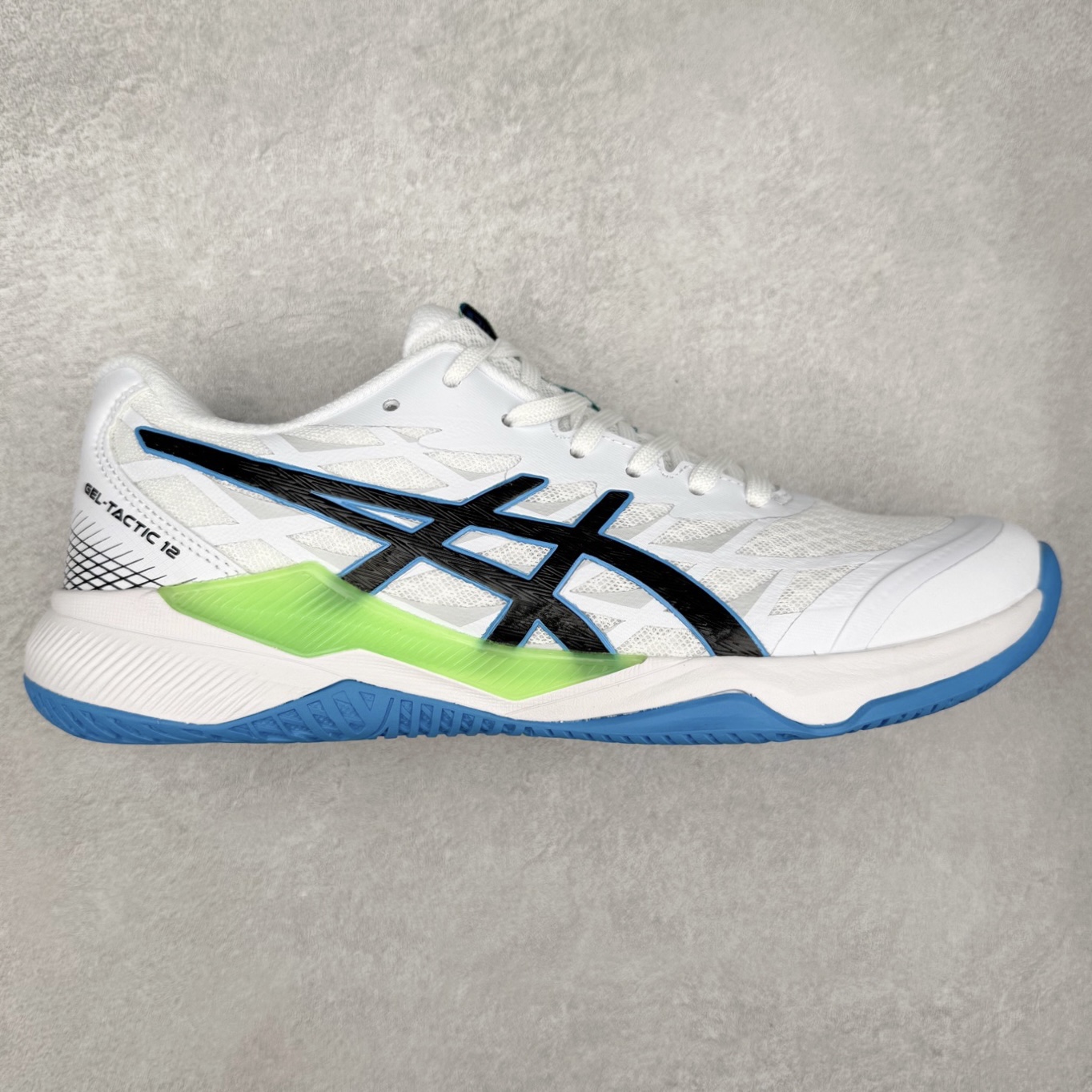 Asics Gel-Tactic 12 舒适时尚织物透气低帮跑步鞋 ASICS（亚瑟士）是日本实业家鬼冢喜八郎创立的跑鞋运动品牌，名字想法源自著名的拉丁谚语“AnimaSana In Corpore Sano”，意为“健全的精神寓于强健的体魄”。正如其名字的含义，ASICS亚瑟士一直坚信保持身体的健康与活力是打造健康快乐的生活方式的最佳途径。亚瑟士的跑鞋、篮球鞋等系列集专业与美貌于一身，拥有极高的热度。2016年，ASICS在“2016年日本最佳全球品牌”排行榜名列第17名。尺码：36 37 37.5 38 39 39.5 40 40.5 41.5 42 42.5 43.5 44 45-选品中心