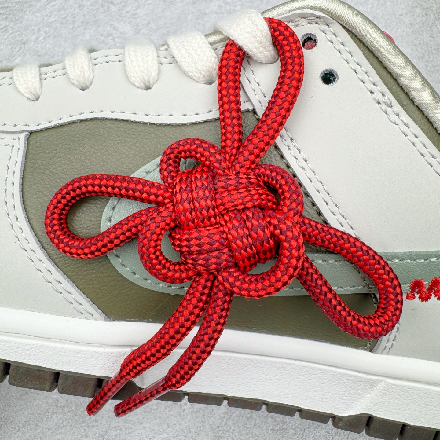 图片[10]-＃YC纯原 NK Dunk Low 蛇年限定 米白绿 HV5980-231 实力大厂出品 新配色陆续开发 利润个位数只为口碑 全套原纸板楦头开发 确保原汁原味 完美呈现DUNK版型 一比一鞋头弧度高度鞋身弧度 此版本只针对中端市场 皮料材质有所更替 其他数据细节工艺流程均保持一致 绝不口嗨 细节品控鞋型随意对比 独家私模官方第六代原厂航空铝磨具打磨大底 鞋头坡度极致还原 无解鞋型 原盒原配 圈内天花板工艺 原厂玻璃冲刀 超高清洁度 全鞋零毛边皮料切割 原厂中底布点胶 中底布拉帮走线遵循公司 尺码：36 36.5 37.5 38 38.5 39 40 40.5 41 42 42.5 43 44 44.5 45 46-选品中心