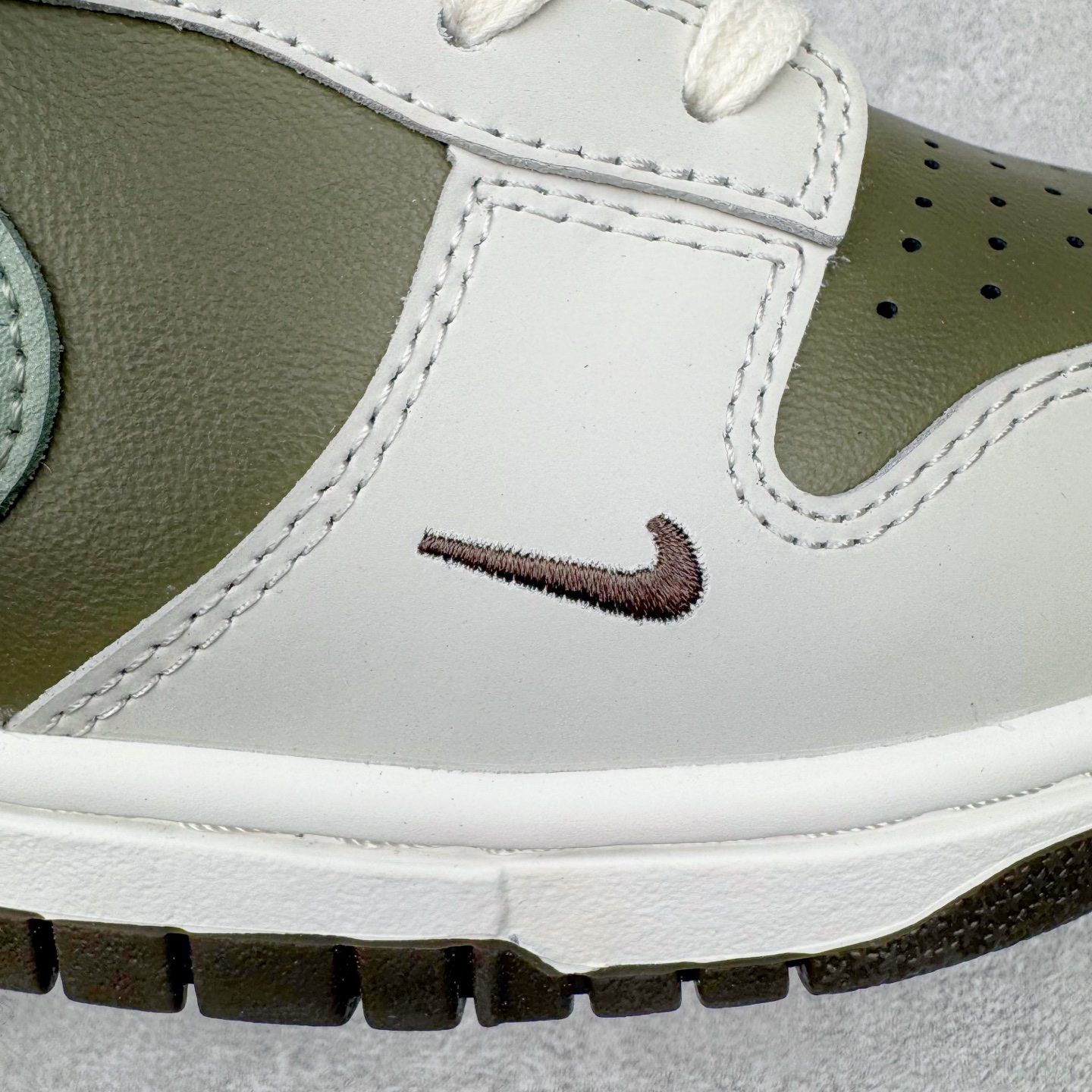 图片[19]-＃YC纯原 NK Dunk Low 蛇年限定 米白绿 HV5980-231 实力大厂出品 新配色陆续开发 利润个位数只为口碑 全套原纸板楦头开发 确保原汁原味 完美呈现DUNK版型 一比一鞋头弧度高度鞋身弧度 此版本只针对中端市场 皮料材质有所更替 其他数据细节工艺流程均保持一致 绝不口嗨 细节品控鞋型随意对比 独家私模官方第六代原厂航空铝磨具打磨大底 鞋头坡度极致还原 无解鞋型 原盒原配 圈内天花板工艺 原厂玻璃冲刀 超高清洁度 全鞋零毛边皮料切割 原厂中底布点胶 中底布拉帮走线遵循公司 尺码：36 36.5 37.5 38 38.5 39 40 40.5 41 42 42.5 43 44 44.5 45 46-选品中心