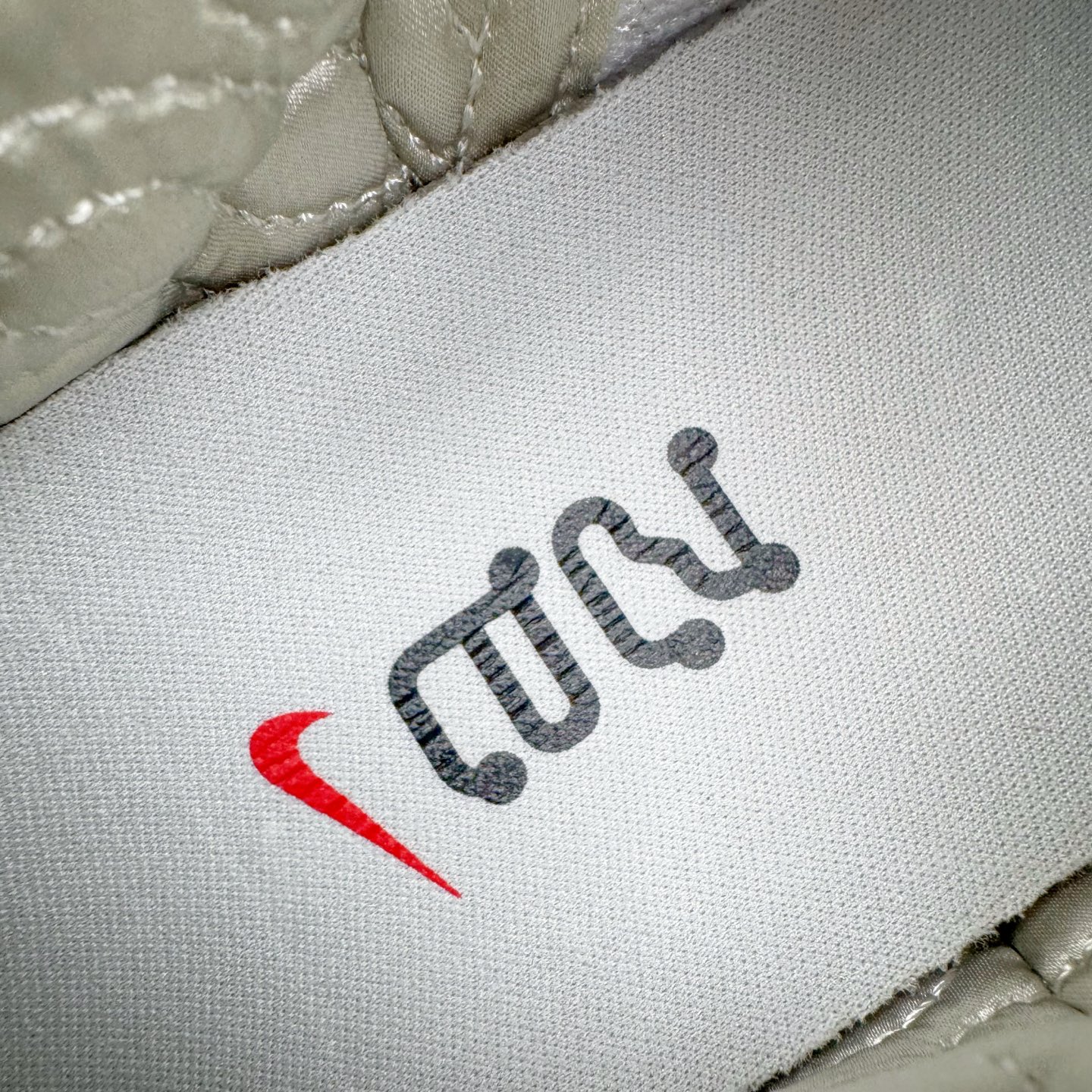 图片[12]-＃YC纯原 NK Dunk Low 蛇年限定 米白绿 HV5980-231 实力大厂出品 新配色陆续开发 利润个位数只为口碑 全套原纸板楦头开发 确保原汁原味 完美呈现DUNK版型 一比一鞋头弧度高度鞋身弧度 此版本只针对中端市场 皮料材质有所更替 其他数据细节工艺流程均保持一致 绝不口嗨 细节品控鞋型随意对比 独家私模官方第六代原厂航空铝磨具打磨大底 鞋头坡度极致还原 无解鞋型 原盒原配 圈内天花板工艺 原厂玻璃冲刀 超高清洁度 全鞋零毛边皮料切割 原厂中底布点胶 中底布拉帮走线遵循公司 尺码：36 36.5 37.5 38 38.5 39 40 40.5 41 42 42.5 43 44 44.5 45 46-选品中心