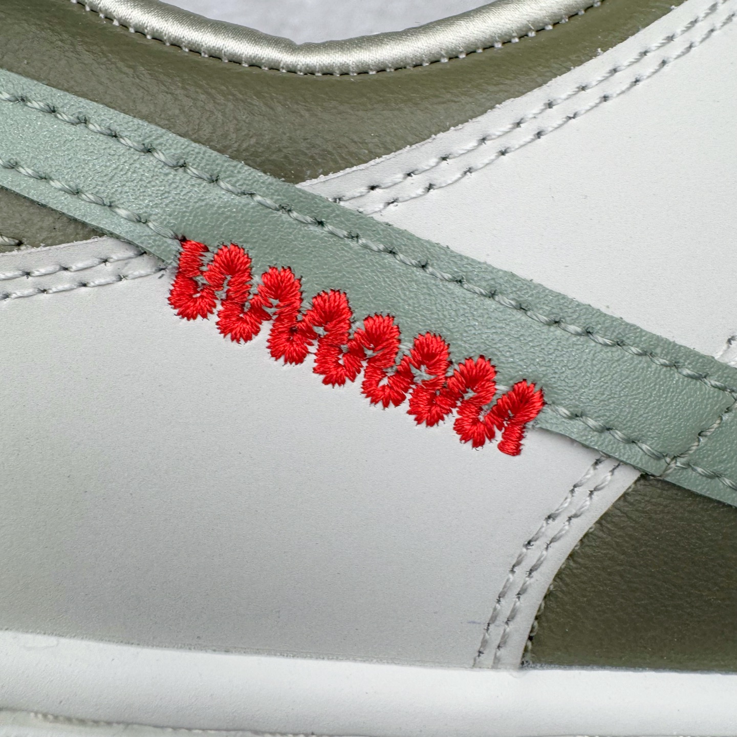 图片[18]-＃YC纯原 NK Dunk Low 蛇年限定 米白绿 HV5980-231 实力大厂出品 新配色陆续开发 利润个位数只为口碑 全套原纸板楦头开发 确保原汁原味 完美呈现DUNK版型 一比一鞋头弧度高度鞋身弧度 此版本只针对中端市场 皮料材质有所更替 其他数据细节工艺流程均保持一致 绝不口嗨 细节品控鞋型随意对比 独家私模官方第六代原厂航空铝磨具打磨大底 鞋头坡度极致还原 无解鞋型 原盒原配 圈内天花板工艺 原厂玻璃冲刀 超高清洁度 全鞋零毛边皮料切割 原厂中底布点胶 中底布拉帮走线遵循公司 尺码：36 36.5 37.5 38 38.5 39 40 40.5 41 42 42.5 43 44 44.5 45 46-选品中心