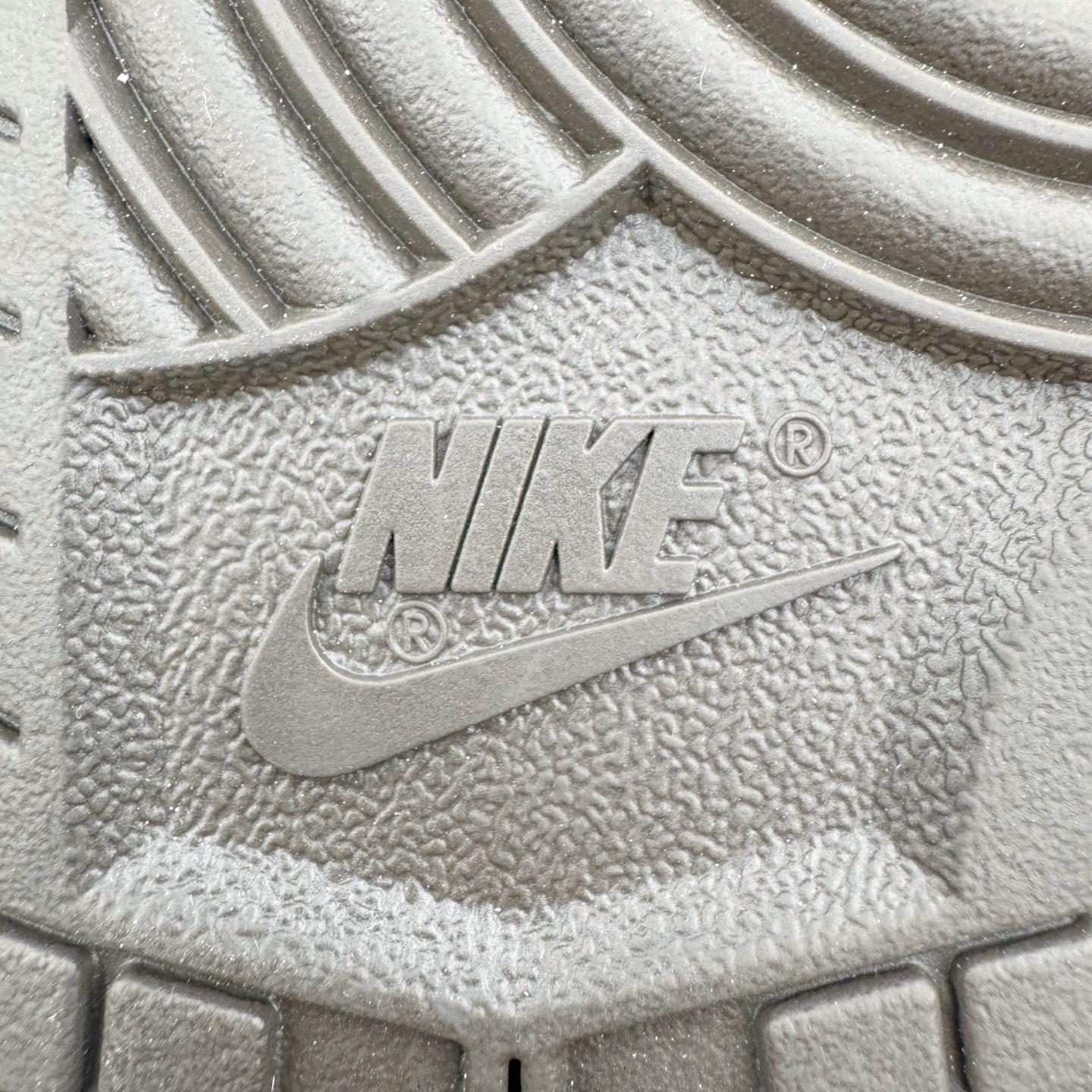 图片[21]-＃YC纯原 NK Dunk Low 蛇年限定 米白绿 HV5980-231 实力大厂出品 新配色陆续开发 利润个位数只为口碑 全套原纸板楦头开发 确保原汁原味 完美呈现DUNK版型 一比一鞋头弧度高度鞋身弧度 此版本只针对中端市场 皮料材质有所更替 其他数据细节工艺流程均保持一致 绝不口嗨 细节品控鞋型随意对比 独家私模官方第六代原厂航空铝磨具打磨大底 鞋头坡度极致还原 无解鞋型 原盒原配 圈内天花板工艺 原厂玻璃冲刀 超高清洁度 全鞋零毛边皮料切割 原厂中底布点胶 中底布拉帮走线遵循公司 尺码：36 36.5 37.5 38 38.5 39 40 40.5 41 42 42.5 43 44 44.5 45 46-选品中心