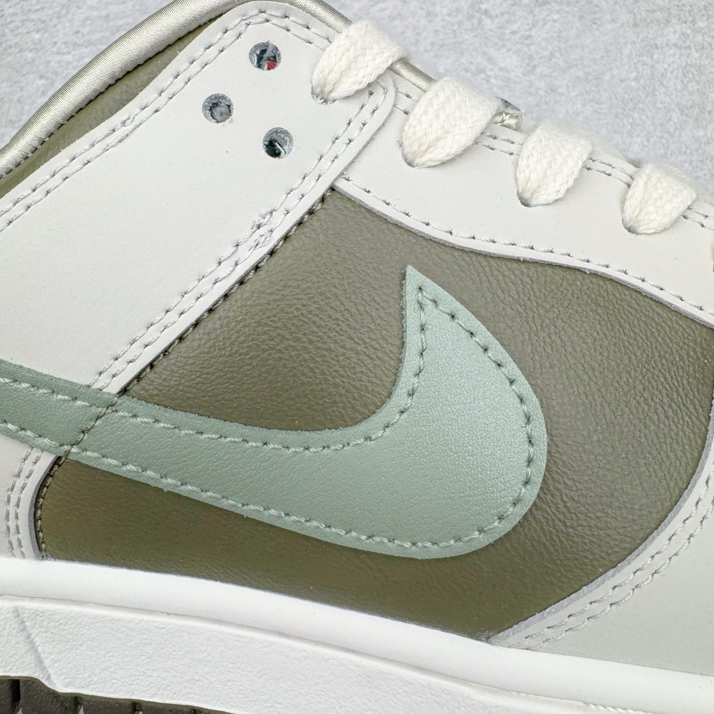 图片[20]-＃YC纯原 NK Dunk Low 蛇年限定 米白绿 HV5980-231 实力大厂出品 新配色陆续开发 利润个位数只为口碑 全套原纸板楦头开发 确保原汁原味 完美呈现DUNK版型 一比一鞋头弧度高度鞋身弧度 此版本只针对中端市场 皮料材质有所更替 其他数据细节工艺流程均保持一致 绝不口嗨 细节品控鞋型随意对比 独家私模官方第六代原厂航空铝磨具打磨大底 鞋头坡度极致还原 无解鞋型 原盒原配 圈内天花板工艺 原厂玻璃冲刀 超高清洁度 全鞋零毛边皮料切割 原厂中底布点胶 中底布拉帮走线遵循公司 尺码：36 36.5 37.5 38 38.5 39 40 40.5 41 42 42.5 43 44 44.5 45 46-选品中心