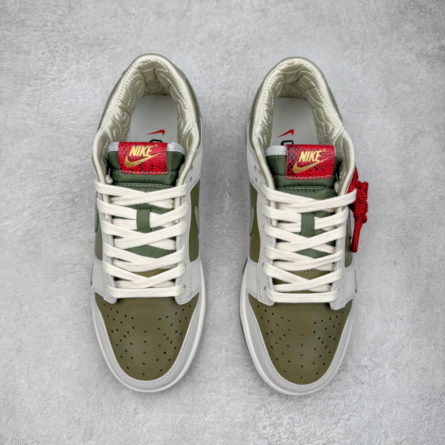 图片[2]-＃YC纯原 NK Dunk Low 蛇年限定 米白绿 HV5980-231 实力大厂出品 新配色陆续开发 利润个位数只为口碑 全套原纸板楦头开发 确保原汁原味 完美呈现DUNK版型 一比一鞋头弧度高度鞋身弧度 此版本只针对中端市场 皮料材质有所更替 其他数据细节工艺流程均保持一致 绝不口嗨 细节品控鞋型随意对比 独家私模官方第六代原厂航空铝磨具打磨大底 鞋头坡度极致还原 无解鞋型 原盒原配 圈内天花板工艺 原厂玻璃冲刀 超高清洁度 全鞋零毛边皮料切割 原厂中底布点胶 中底布拉帮走线遵循公司 尺码：36 36.5 37.5 38 38.5 39 40 40.5 41 42 42.5 43 44 44.5 45 46-选品中心