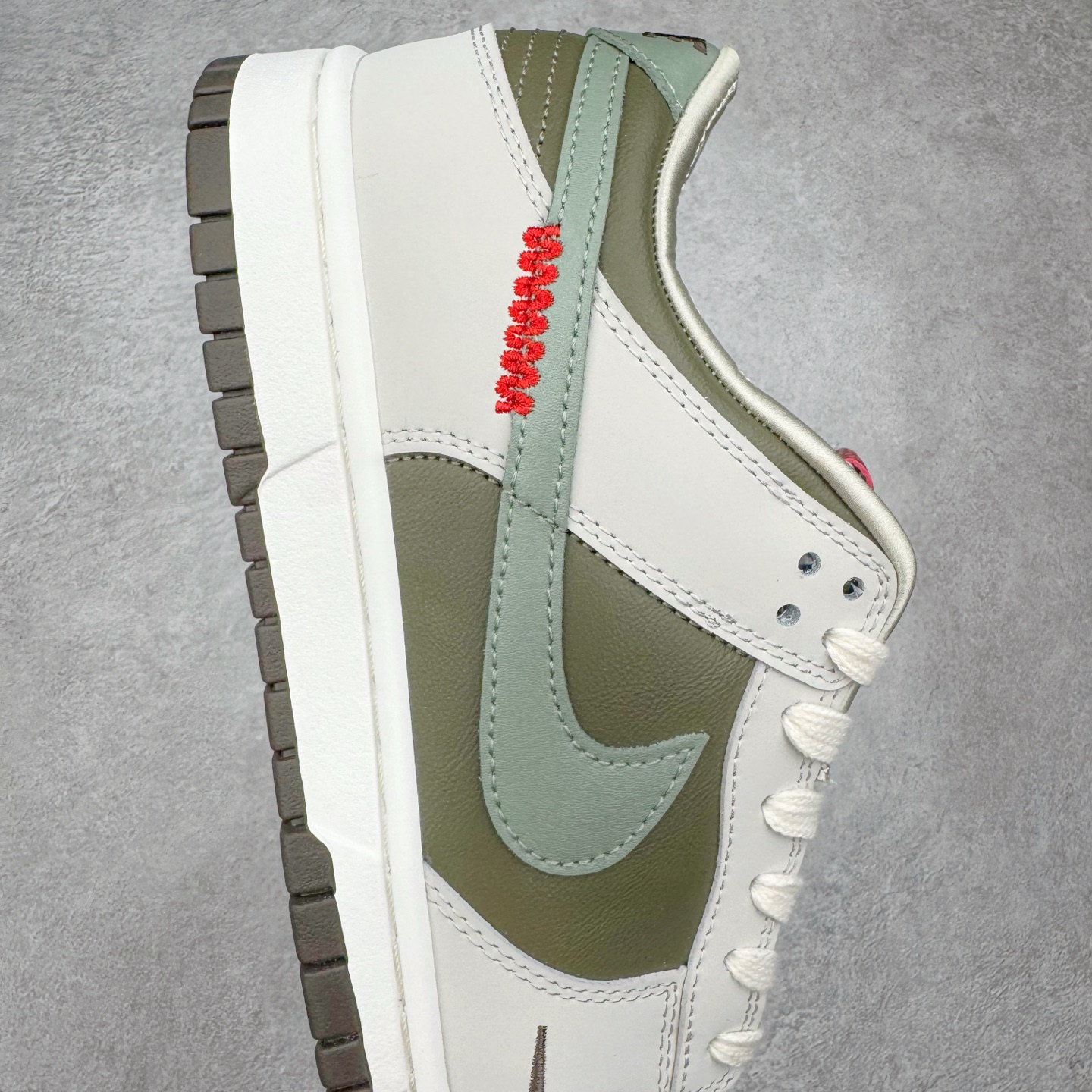 图片[6]-＃YC纯原 NK Dunk Low 蛇年限定 米白绿 HV5980-231 实力大厂出品 新配色陆续开发 利润个位数只为口碑 全套原纸板楦头开发 确保原汁原味 完美呈现DUNK版型 一比一鞋头弧度高度鞋身弧度 此版本只针对中端市场 皮料材质有所更替 其他数据细节工艺流程均保持一致 绝不口嗨 细节品控鞋型随意对比 独家私模官方第六代原厂航空铝磨具打磨大底 鞋头坡度极致还原 无解鞋型 原盒原配 圈内天花板工艺 原厂玻璃冲刀 超高清洁度 全鞋零毛边皮料切割 原厂中底布点胶 中底布拉帮走线遵循公司 尺码：36 36.5 37.5 38 38.5 39 40 40.5 41 42 42.5 43 44 44.5 45 46-选品中心