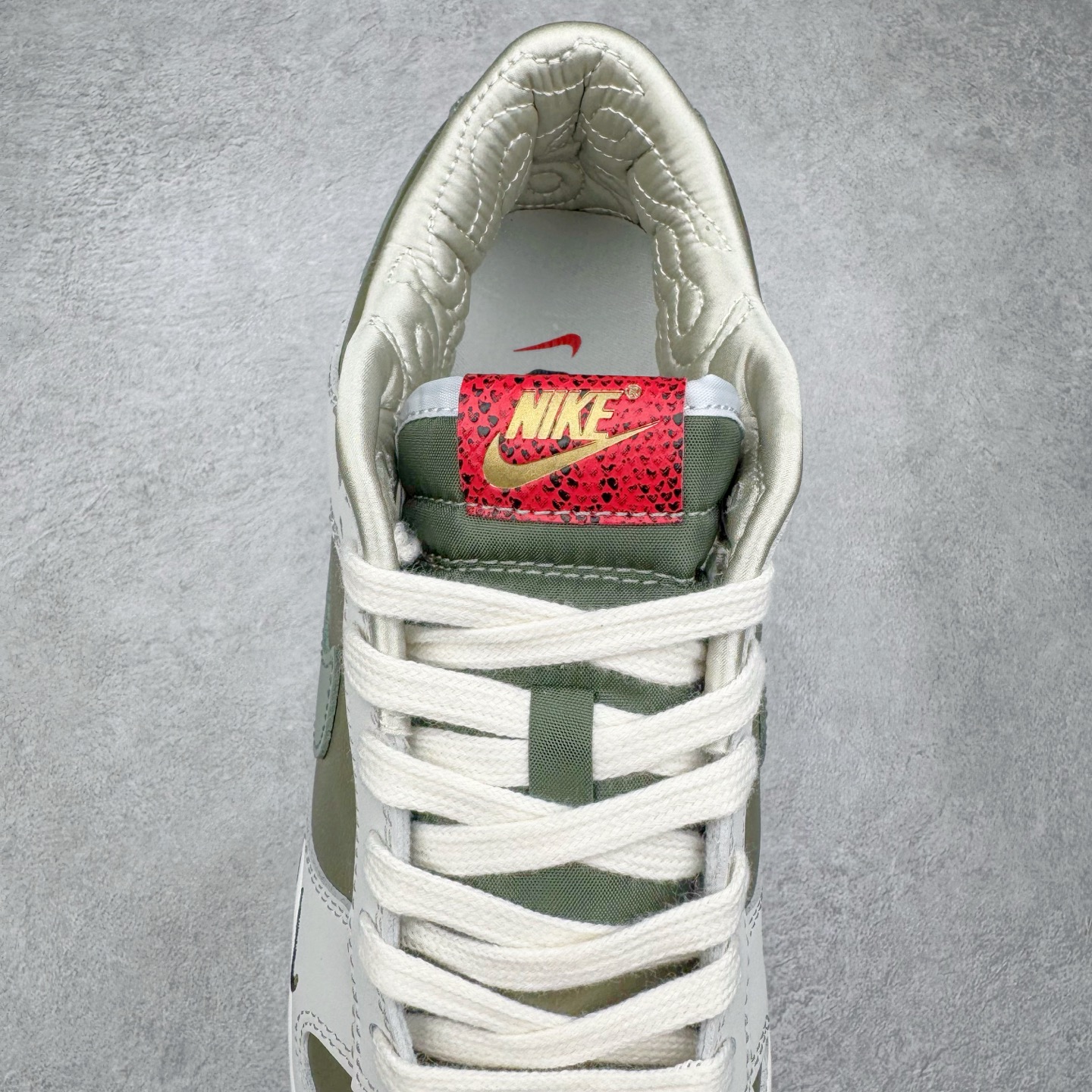 图片[5]-＃YC纯原 NK Dunk Low 蛇年限定 米白绿 HV5980-231 实力大厂出品 新配色陆续开发 利润个位数只为口碑 全套原纸板楦头开发 确保原汁原味 完美呈现DUNK版型 一比一鞋头弧度高度鞋身弧度 此版本只针对中端市场 皮料材质有所更替 其他数据细节工艺流程均保持一致 绝不口嗨 细节品控鞋型随意对比 独家私模官方第六代原厂航空铝磨具打磨大底 鞋头坡度极致还原 无解鞋型 原盒原配 圈内天花板工艺 原厂玻璃冲刀 超高清洁度 全鞋零毛边皮料切割 原厂中底布点胶 中底布拉帮走线遵循公司 尺码：36 36.5 37.5 38 38.5 39 40 40.5 41 42 42.5 43 44 44.5 45 46-选品中心