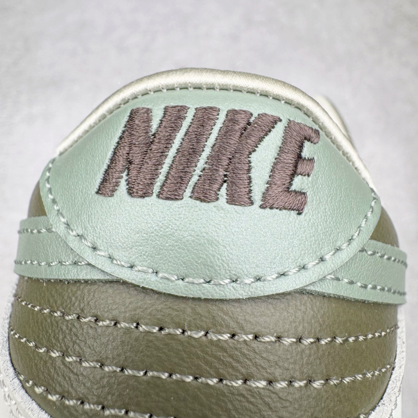 图片[17]-＃YC纯原 NK Dunk Low 蛇年限定 米白绿 HV5980-231 实力大厂出品 新配色陆续开发 利润个位数只为口碑 全套原纸板楦头开发 确保原汁原味 完美呈现DUNK版型 一比一鞋头弧度高度鞋身弧度 此版本只针对中端市场 皮料材质有所更替 其他数据细节工艺流程均保持一致 绝不口嗨 细节品控鞋型随意对比 独家私模官方第六代原厂航空铝磨具打磨大底 鞋头坡度极致还原 无解鞋型 原盒原配 圈内天花板工艺 原厂玻璃冲刀 超高清洁度 全鞋零毛边皮料切割 原厂中底布点胶 中底布拉帮走线遵循公司 尺码：36 36.5 37.5 38 38.5 39 40 40.5 41 42 42.5 43 44 44.5 45 46-选品中心