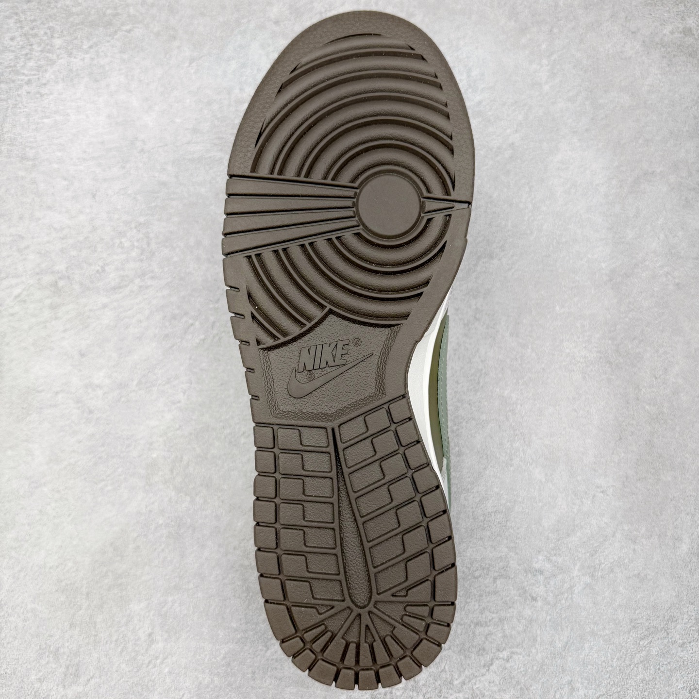 图片[9]-＃YC纯原 NK Dunk Low 蛇年限定 米白绿 HV5980-231 实力大厂出品 新配色陆续开发 利润个位数只为口碑 全套原纸板楦头开发 确保原汁原味 完美呈现DUNK版型 一比一鞋头弧度高度鞋身弧度 此版本只针对中端市场 皮料材质有所更替 其他数据细节工艺流程均保持一致 绝不口嗨 细节品控鞋型随意对比 独家私模官方第六代原厂航空铝磨具打磨大底 鞋头坡度极致还原 无解鞋型 原盒原配 圈内天花板工艺 原厂玻璃冲刀 超高清洁度 全鞋零毛边皮料切割 原厂中底布点胶 中底布拉帮走线遵循公司 尺码：36 36.5 37.5 38 38.5 39 40 40.5 41 42 42.5 43 44 44.5 45 46-选品中心