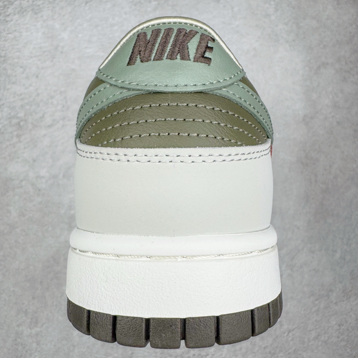 图片[8]-＃YC纯原 NK Dunk Low 蛇年限定 米白绿 HV5980-231 实力大厂出品 新配色陆续开发 利润个位数只为口碑 全套原纸板楦头开发 确保原汁原味 完美呈现DUNK版型 一比一鞋头弧度高度鞋身弧度 此版本只针对中端市场 皮料材质有所更替 其他数据细节工艺流程均保持一致 绝不口嗨 细节品控鞋型随意对比 独家私模官方第六代原厂航空铝磨具打磨大底 鞋头坡度极致还原 无解鞋型 原盒原配 圈内天花板工艺 原厂玻璃冲刀 超高清洁度 全鞋零毛边皮料切割 原厂中底布点胶 中底布拉帮走线遵循公司 尺码：36 36.5 37.5 38 38.5 39 40 40.5 41 42 42.5 43 44 44.5 45 46-选品中心