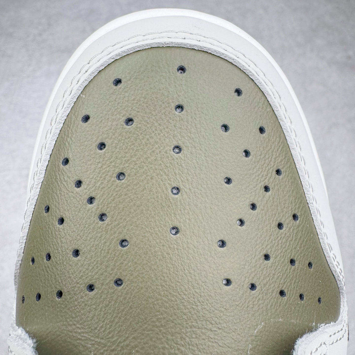 图片[16]-＃YC纯原 NK Dunk Low 蛇年限定 米白绿 HV5980-231 实力大厂出品 新配色陆续开发 利润个位数只为口碑 全套原纸板楦头开发 确保原汁原味 完美呈现DUNK版型 一比一鞋头弧度高度鞋身弧度 此版本只针对中端市场 皮料材质有所更替 其他数据细节工艺流程均保持一致 绝不口嗨 细节品控鞋型随意对比 独家私模官方第六代原厂航空铝磨具打磨大底 鞋头坡度极致还原 无解鞋型 原盒原配 圈内天花板工艺 原厂玻璃冲刀 超高清洁度 全鞋零毛边皮料切割 原厂中底布点胶 中底布拉帮走线遵循公司 尺码：36 36.5 37.5 38 38.5 39 40 40.5 41 42 42.5 43 44 44.5 45 46-选品中心