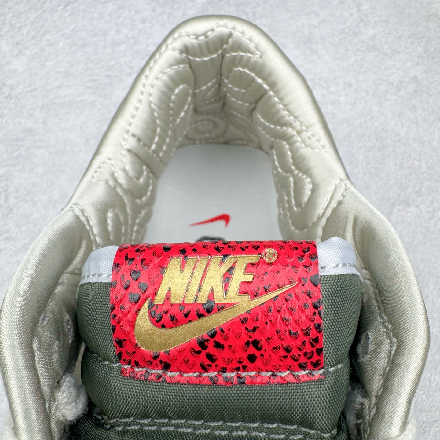 图片[15]-＃YC纯原 NK Dunk Low 蛇年限定 米白绿 HV5980-231 实力大厂出品 新配色陆续开发 利润个位数只为口碑 全套原纸板楦头开发 确保原汁原味 完美呈现DUNK版型 一比一鞋头弧度高度鞋身弧度 此版本只针对中端市场 皮料材质有所更替 其他数据细节工艺流程均保持一致 绝不口嗨 细节品控鞋型随意对比 独家私模官方第六代原厂航空铝磨具打磨大底 鞋头坡度极致还原 无解鞋型 原盒原配 圈内天花板工艺 原厂玻璃冲刀 超高清洁度 全鞋零毛边皮料切割 原厂中底布点胶 中底布拉帮走线遵循公司 尺码：36 36.5 37.5 38 38.5 39 40 40.5 41 42 42.5 43 44 44.5 45 46-选品中心