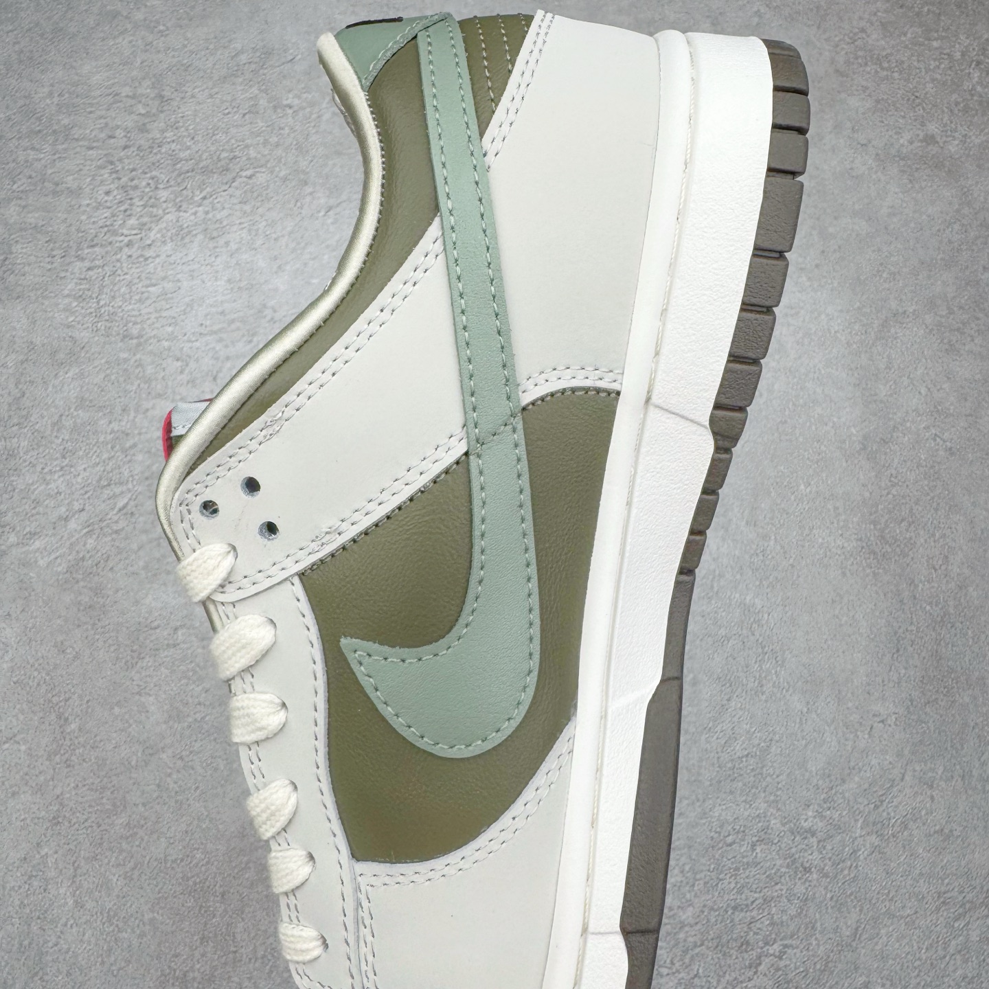 图片[7]-＃YC纯原 NK Dunk Low 蛇年限定 米白绿 HV5980-231 实力大厂出品 新配色陆续开发 利润个位数只为口碑 全套原纸板楦头开发 确保原汁原味 完美呈现DUNK版型 一比一鞋头弧度高度鞋身弧度 此版本只针对中端市场 皮料材质有所更替 其他数据细节工艺流程均保持一致 绝不口嗨 细节品控鞋型随意对比 独家私模官方第六代原厂航空铝磨具打磨大底 鞋头坡度极致还原 无解鞋型 原盒原配 圈内天花板工艺 原厂玻璃冲刀 超高清洁度 全鞋零毛边皮料切割 原厂中底布点胶 中底布拉帮走线遵循公司 尺码：36 36.5 37.5 38 38.5 39 40 40.5 41 42 42.5 43 44 44.5 45 46-选品中心