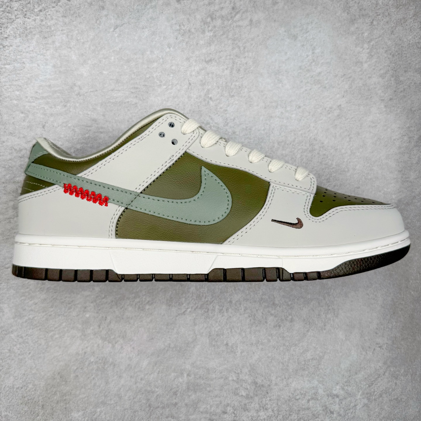 ＃YC纯原 NK Dunk Low 蛇年限定 米白绿 HV5980-231 实力大厂出品 新配色陆续开发 利润个位数只为口碑 全套原纸板楦头开发 确保原汁原味 完美呈现DUNK版型 一比一鞋头弧度高度鞋身弧度 此版本只针对中端市场 皮料材质有所更替 其他数据细节工艺流程均保持一致 绝不口嗨 细节品控鞋型随意对比 独家私模官方第六代原厂航空铝磨具打磨大底 鞋头坡度极致还原 无解鞋型 原盒原配 圈内天花板工艺 原厂玻璃冲刀 超高清洁度 全鞋零毛边皮料切割 原厂中底布点胶 中底布拉帮走线遵循公司 尺码：36 36.5 37.5 38 38.5 39 40 40.5 41 42 42.5 43 44 44.5 45 46-选品中心