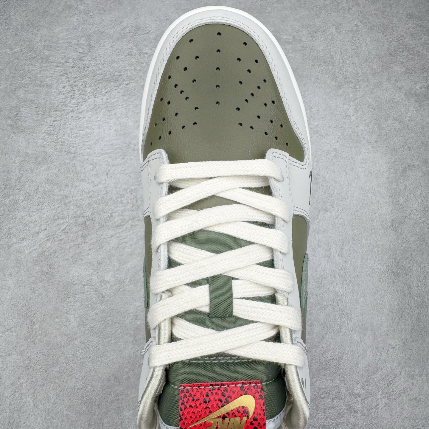 图片[4]-＃YC纯原 NK Dunk Low 蛇年限定 米白绿 HV5980-231 实力大厂出品 新配色陆续开发 利润个位数只为口碑 全套原纸板楦头开发 确保原汁原味 完美呈现DUNK版型 一比一鞋头弧度高度鞋身弧度 此版本只针对中端市场 皮料材质有所更替 其他数据细节工艺流程均保持一致 绝不口嗨 细节品控鞋型随意对比 独家私模官方第六代原厂航空铝磨具打磨大底 鞋头坡度极致还原 无解鞋型 原盒原配 圈内天花板工艺 原厂玻璃冲刀 超高清洁度 全鞋零毛边皮料切割 原厂中底布点胶 中底布拉帮走线遵循公司 尺码：36 36.5 37.5 38 38.5 39 40 40.5 41 42 42.5 43 44 44.5 45 46-选品中心