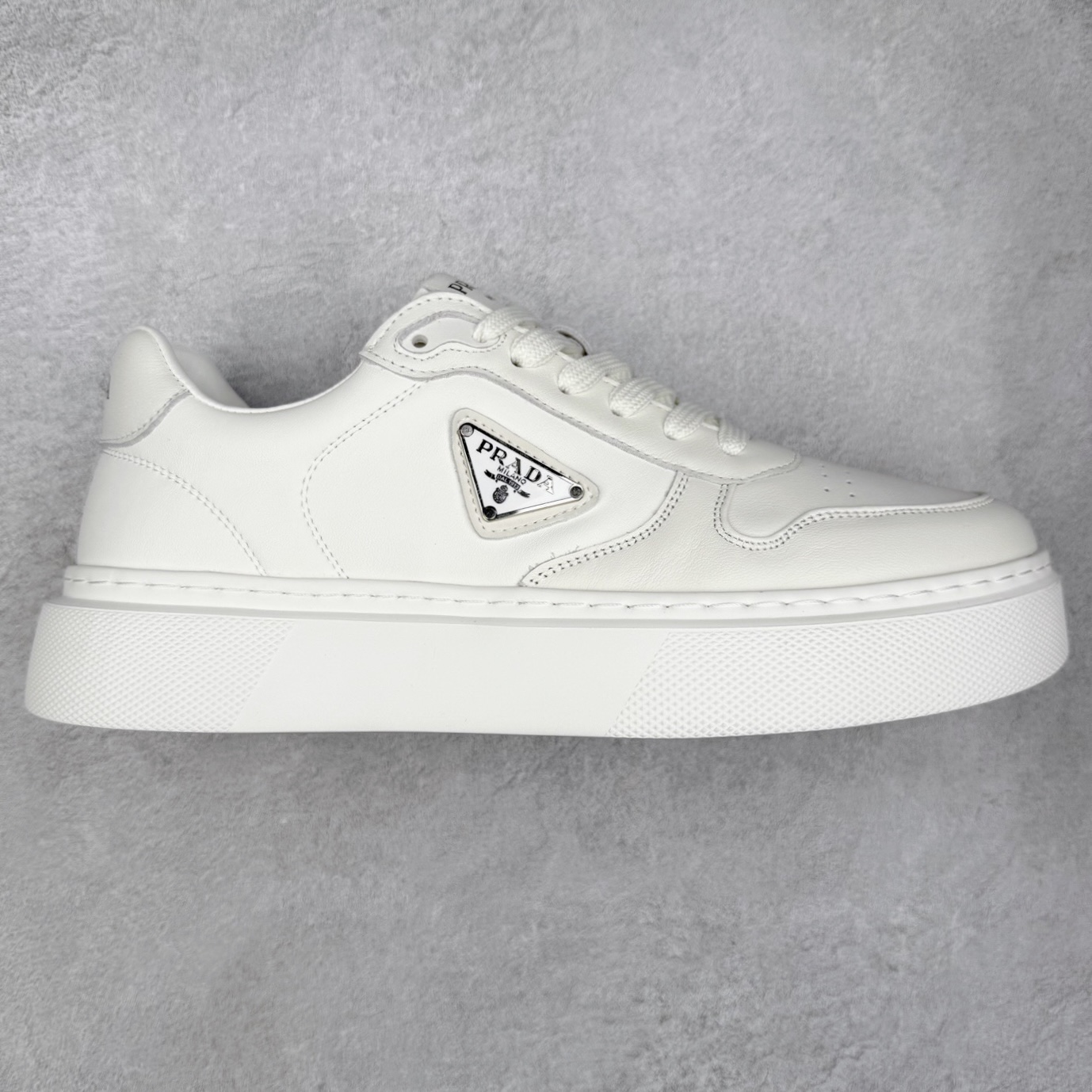 PRADA 普拉达男鞋厚底徽标低帮休闲鞋运动板鞋系列 广东大厂品质 专柜同步 大气个性更潮更抢眼更追求档次,它将颠覆旧念,与您共度时尚潮人必备! 面料采用原版进口小牛皮 牛皮内里垫脚 橡胶发泡大底 轻便防滑耐磨 脚感舒适 款式耐看做工精细 配以简洁利落的鞋楦 彰显男人的果敢和硬朗 尺码:39 40 41 42 43 44 比运动鞋偏大一码-选品中心