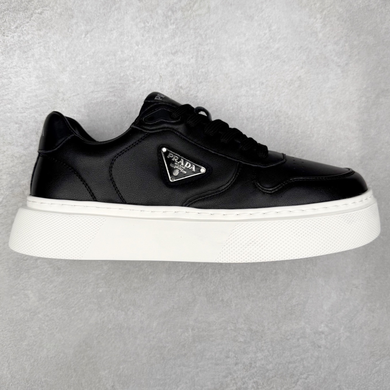 PRADA 普拉达男鞋厚底徽标低帮休闲鞋运动板鞋系列 广东大厂品质 专柜同步 大气个性更潮更抢眼更追求档次,它将颠覆旧念,与您共度时尚潮人必备! 面料采用原版进口小牛皮 牛皮内里垫脚 橡胶发泡大底 轻便防滑耐磨 脚感舒适 款式耐看做工精细 配以简洁利落的鞋楦 彰显男人的果敢和硬朗 尺码:39 40 41 42 43 44 比运动鞋偏大一码-选品中心
