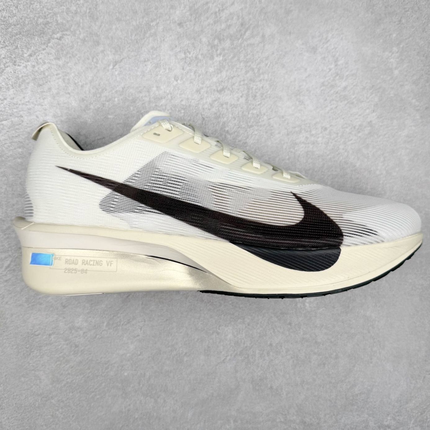 Jakob A. Ingebrigtsen x NK Zoom VaporFly Next 4% 舒适百搭透气回弹低帮短跑马拉松跑步鞋 HV6107-100 采用精致醒目设计，精准诠释雅各布·因格布里格森的风格，聚焦他的核心信念：家庭与夺冠。该鞋款在前代鞋款的基础上减轻重量，但不影响性能表现。碳纤维 Flyplate 结合出众回弹的ZoomX泡绵中底，缔造比赛日佳选，令你快意难挡，疾速冲刺。这款公路竞速跑步鞋具备匠心品质，无论是日常畅跑还是马拉松，皆可轻松驾驭，是雅各布的信赖之选。尺码：36 36.5 37.5 38 38.5 39 40 40.5 41 42 42.5 43 44 44.5 45-选品中心