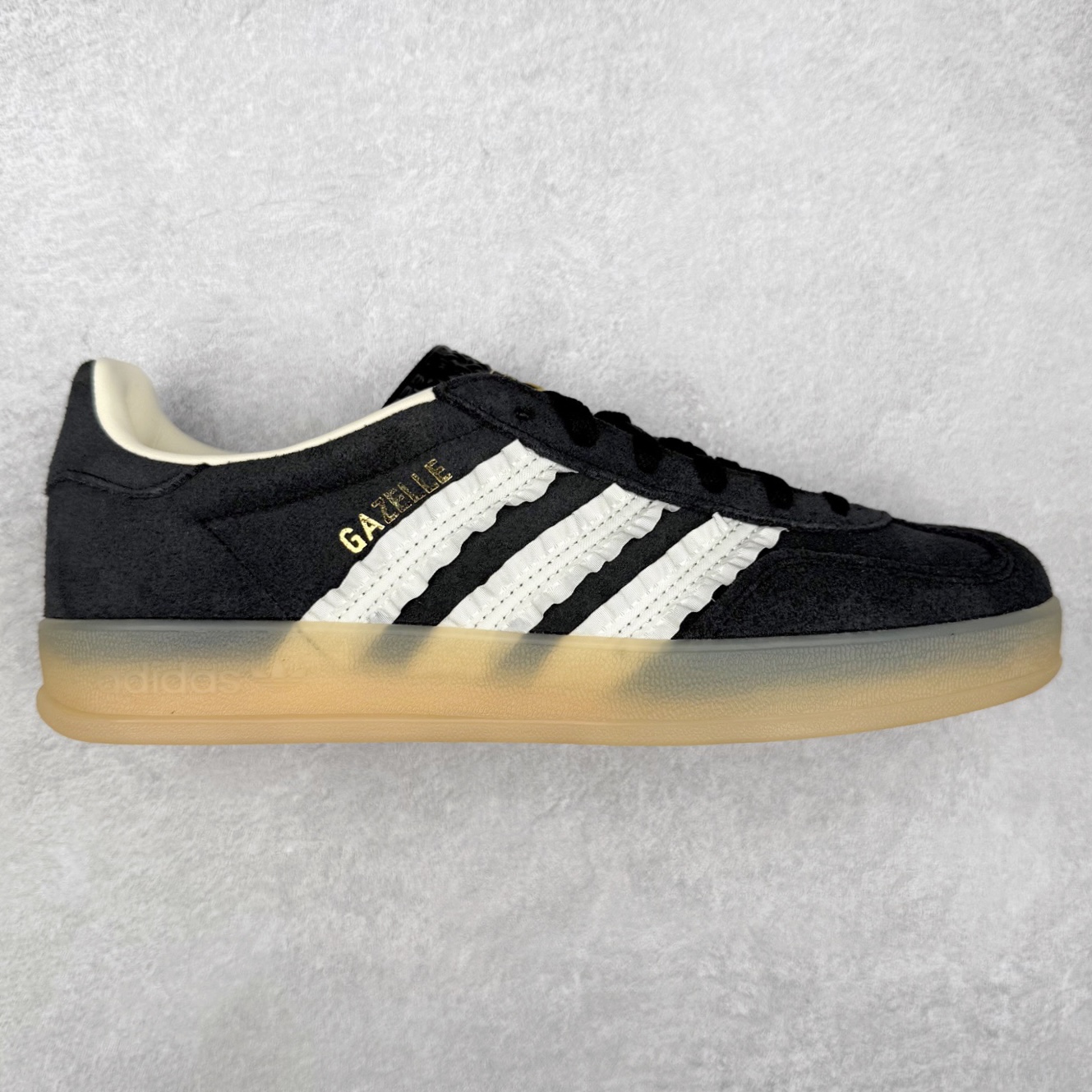AD Gazelle Indoor Trainers 羚羊内训系列低帮复古百搭休闲运动德训风板鞋 JS1412 90年代经典的复刻版！自60年代以足球训练鞋面世以来,Gazelle就以其经典设计席卷全球。1991年版本的复刻,再造经典Gazelle。采用皮革打造,搭配浊色细节,让这款经典更加简约。尺码：36 36⅔ 37⅓ 38 38⅔ 39⅓ 40 40⅔ 41⅓ 42 42⅔ 43⅓ 44⅓ 44⅔ 45-选品中心
