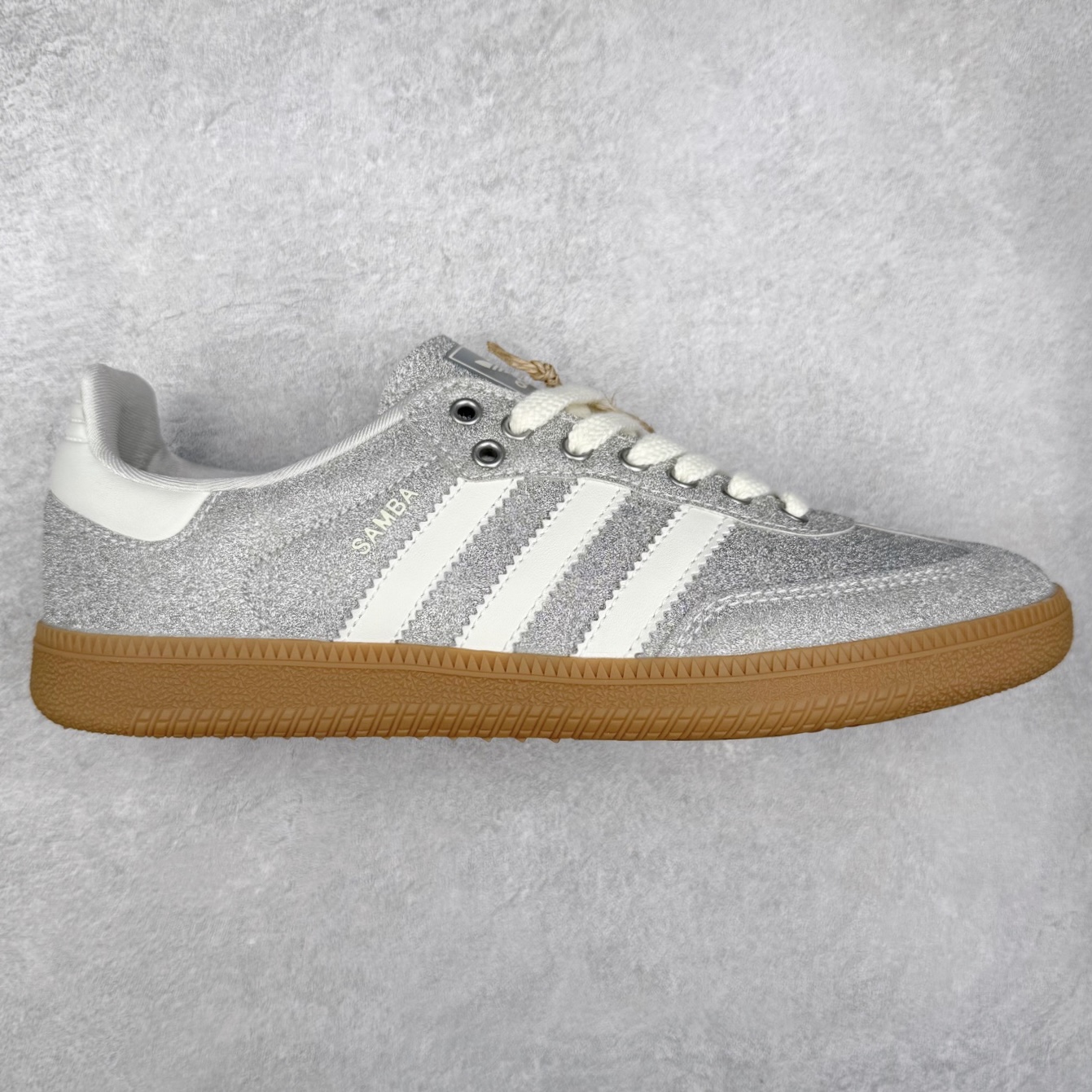 AD Original Samba OG 复古经典轻便板鞋 KI6264 口碑大厂出品 品控大底版型不断改良更新 全套原纸板楦头开发 确保原汁原味 完美呈现桑巴版型 一比一鞋头弧度高度鞋身弧度 此版本只针对中端市场 皮料材质有所更替 其他数据细节工艺流程均保持一致 绝不口嗨 细节品控鞋型随意对比 正确烫金高频细节 原装纳米超迁皮料 独家私模橡胶大底 原盒原配 这款桑巴鞋展示了高质量的工艺 带有装饰的超锁缝制和无缝的手感 柔软、柔软的皮革造型和标志性的3条纹完成了精致的外观 正规合身鞋带 鞋面上有绒面鞋垫 橡胶鞋底 享受正畸套筒软感 自50年代首次亮相以来就一直在赢得粉丝的青睐 尺码：35.5 36 36.5 37.5 38 38.5 39 40 40.5 41 42 42.5 43 44 44.5 45-选品中心