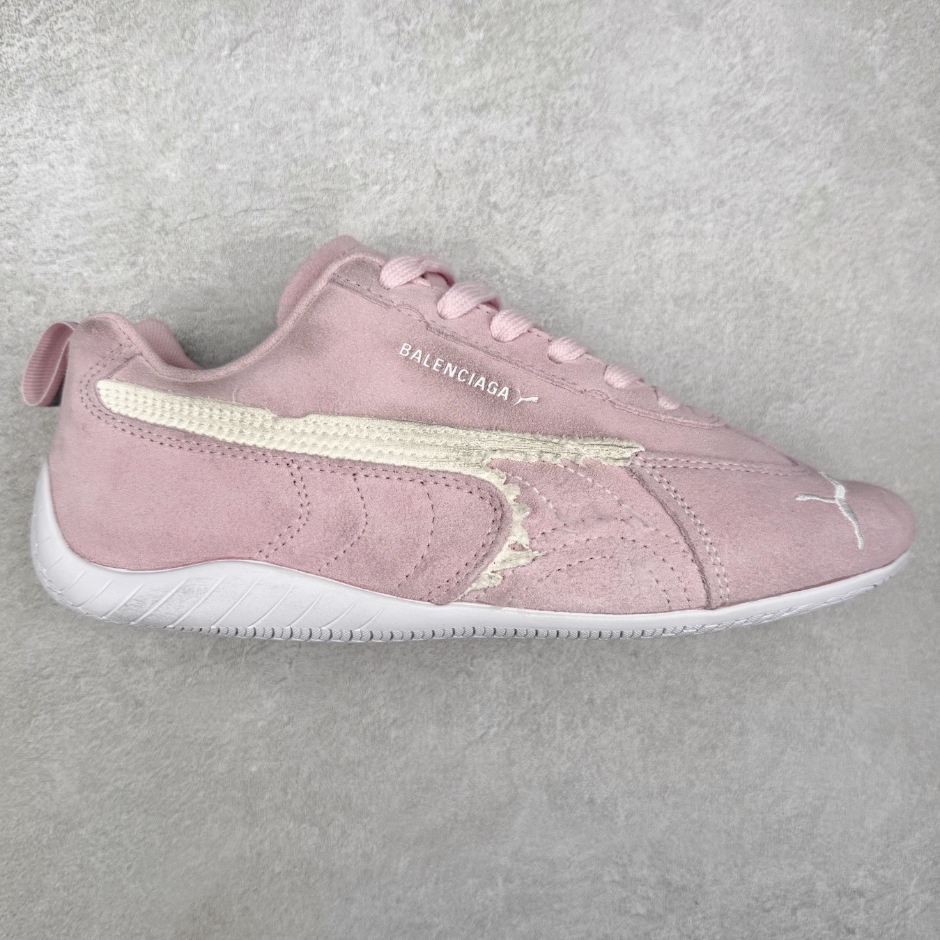 ＃纯原 Balenciaga x PUMA/彪马 Speedcat 巴黎世家联名系列薄底鞋牛皮圆头做旧磨损低帮生活休闲鞋 男女同款 选用了近两年人气极高的 “薄底鞋” PUMA Speedcat 为蓝本，带来了多个不同配色的联名鞋款。在色调上继承了这双赛车鞋原本的惯用方案，但鞋身侧面标志性的 PUMA Formstrip 标志则采用了 “破坏做旧” 的手法，这也是 Balenciaga 鞋款极为常见的风格。将白色的 PUMA Formstrip 撕掉了一大半，这极为 “粗暴” 的处理方式，在街头绝对有着十足的回头率。鞋头的 PUMA Logo 得以保留，烫金的 BALENCIAGA 字样则表明了它的联名身份，后跟则是鞋款的尺码，这也是 Balenciaga 鞋款的家族习惯。实拍调校N版已经零色差零失真 百分百还原实物色彩所见即所得 不存在货不对板色差等低级问题 选购参考实物拍摄 不混卖不参货 只用心做好货严格选品 承诺混一赔十 尺码：36 36.5 37.5 38 38.5 39 40 40.5 41 42 42.5 43 44 44.5 45-选品中心