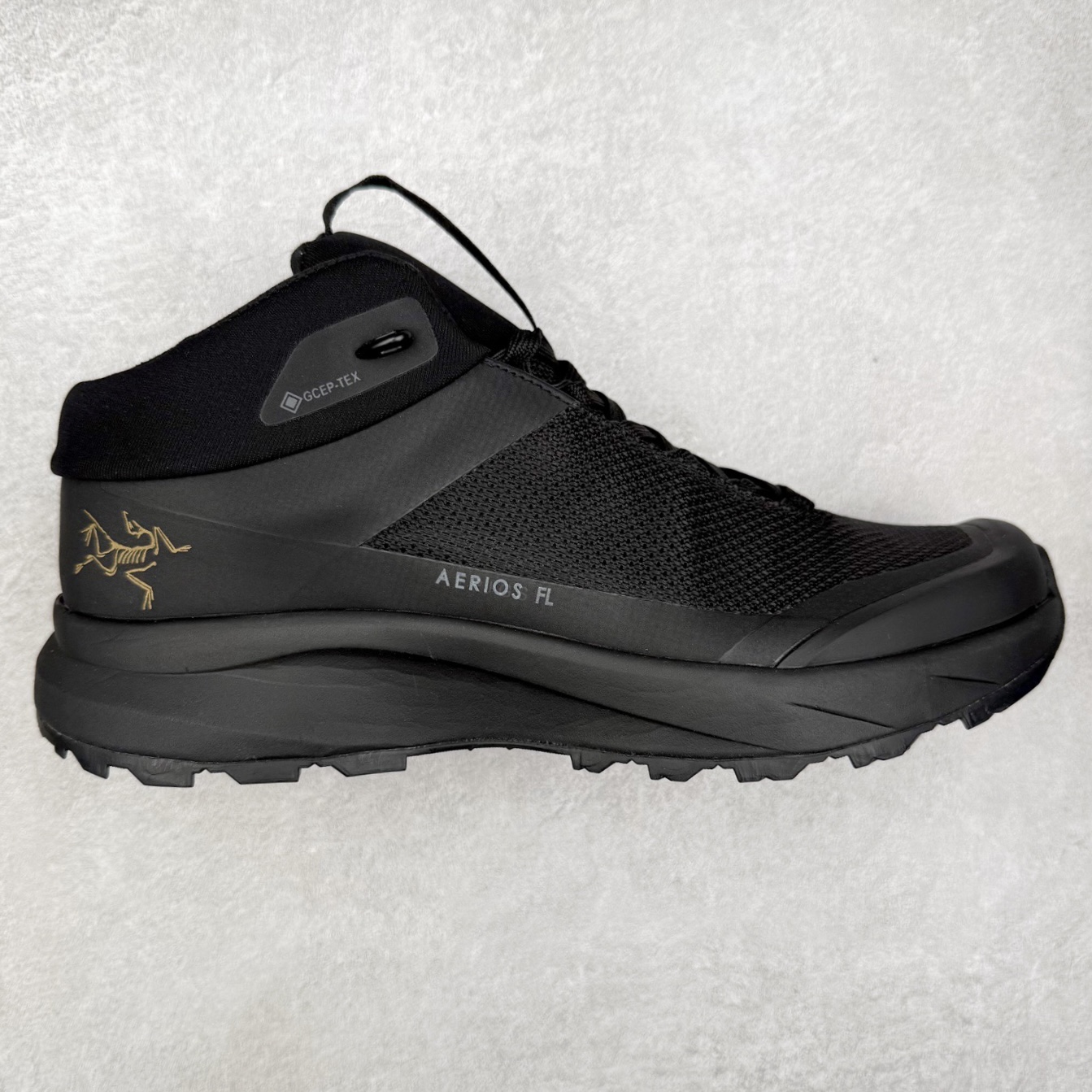 ＃HP Arcteryx Aerios FL 2 Mid Gtx 始祖鸟涤纶TPU 覆盖防水耐磨防水透气包裹性支撑中帮徒步鞋 Arcteryx中文名始祖鸟 加拿大户外服饰品牌 1989年创立于加拿大温哥华 始祖鸟来自加拿大海岸山脉 植根高山的专业户外品牌 始终秉承对精湛设计和工艺孜孜以求的准则 从1989年创立至今 Arcteryx始终不断在产品设计与做工上不惜工本 以满足始祖鸟的标准 品质、设计以及精简的理念造就了其良好的性能 并能满足严苛环境下的使用需求 尺码：36 37 38 39 40 41 42 43 44-选品中心