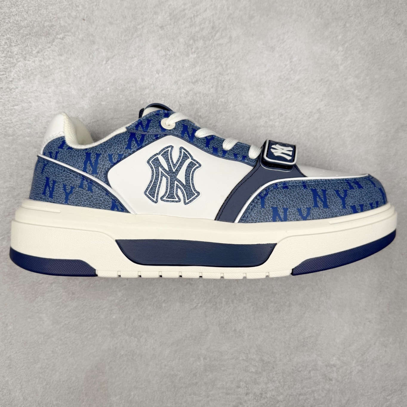 MLB Chunky Liner Basic 复古印花学长鞋系列低帮轻量增高厚底百搭休闲运动慢跑鞋板鞋 Korea韩国联名NY美国榄球纽约洋基队限定 韩国代购专供 全套原楦原纸板原厂数据开发 正确中底拉帮中底网布细节 平台代购专供 左脚内置芯片 韩国代购吊牌标贴 独家一比一RB+MD组合大底 高频后跟小人Logo精准对位立体饱满 正确网布加超迁鞋面 转印中底走线紧密 转印Logo工艺表层防刮不掉色 尺码：35 36 36.5 37.5 38 38.5 39 40 40.5 41 42 42.5 43 44 45-选品中心