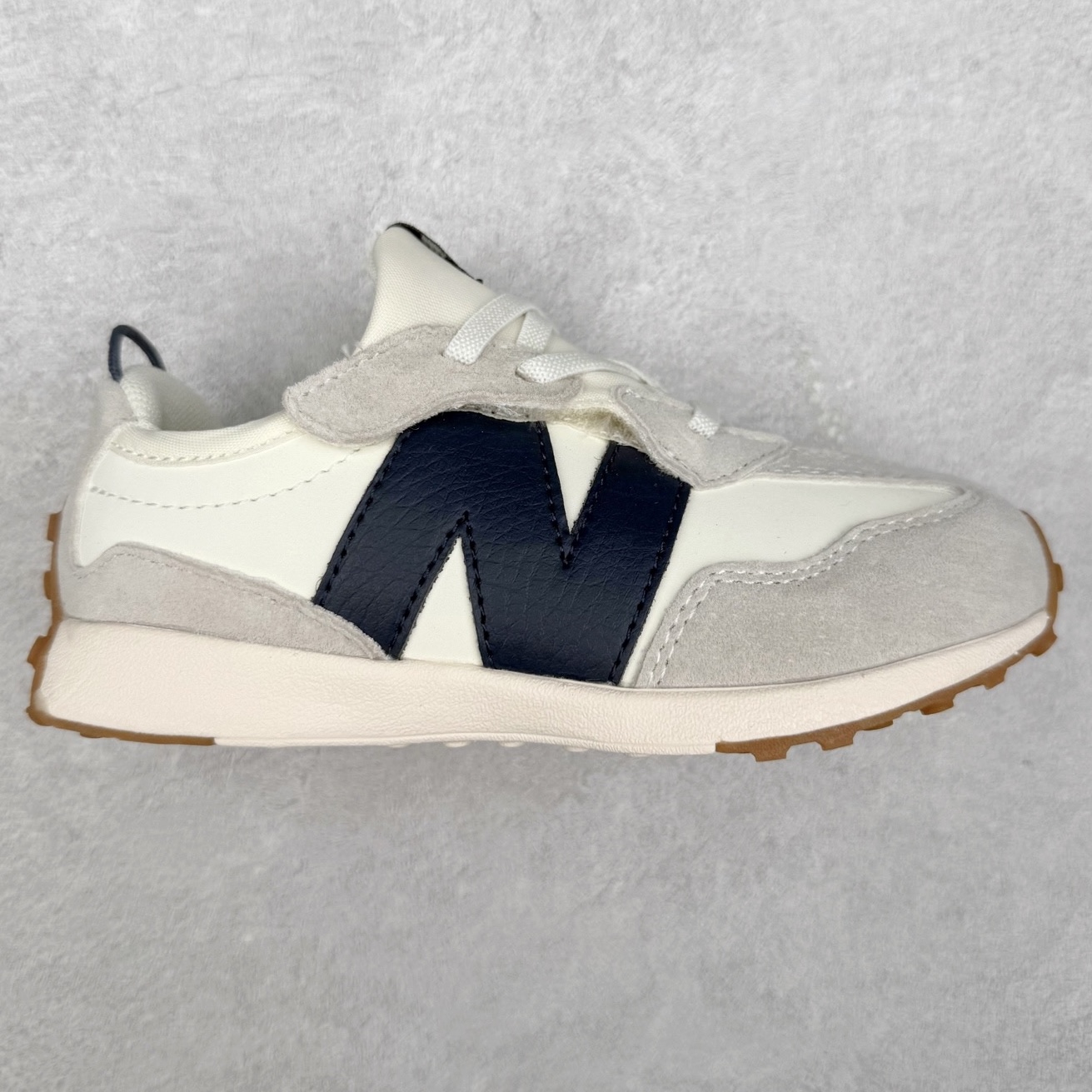 New Balance NB327 童鞋系列 ▪️正确皮料质感细节完美还原 ▪️原织唛 原标 业内顶级配套 ▪️历时两个月匠心打造 独立私人底模 ▪️原厂数据开发亲子款一脚蹬 ▪️MD底软度多次调教 ▪️最大限度还原zp 透气性极佳 ▪️原材otholite鞋垫 厚度密度市场顶级水平 ▪️成人鞋的开发态度与标准 ▪️打破市面童鞋无好货的行业格局 ▪️只为呵护每一双宝宝的脚 尺码：26=155mm 27.5=161mm 28=168mm 28.5=175mm 30=181mm 31=188mm 32.5=195mm 33.5=201mm 34.5=208mm 35=215mm （手工测量误差±1mm）-选品中心