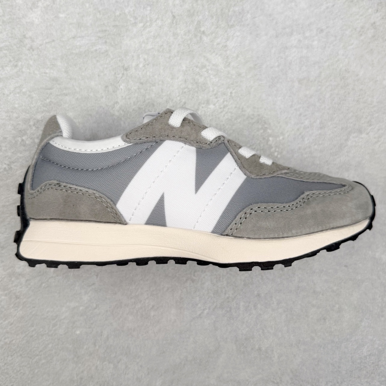 New Balance NB327 童鞋系列 ▪️正确皮料质感细节完美还原 ▪️原织唛 原标 业内顶级配套 ▪️历时两个月匠心打造 独立私人底模 ▪️原厂数据开发亲子款一脚蹬 ▪️MD底软度多次调教 ▪️最大限度还原zp 透气性极佳 ▪️原材otholite鞋垫 厚度密度市场顶级水平 ▪️成人鞋的开发态度与标准 ▪️打破市面童鞋无好货的行业格局 ▪️只为呵护每一双宝宝的脚 尺码：26=155mm 27.5=161mm 28=168mm 28.5=175mm 30=181mm 31=188mm 32.5=195mm 33.5=201mm 34.5=208mm 35=215mm （手工测量误差±1mm）-选品中心