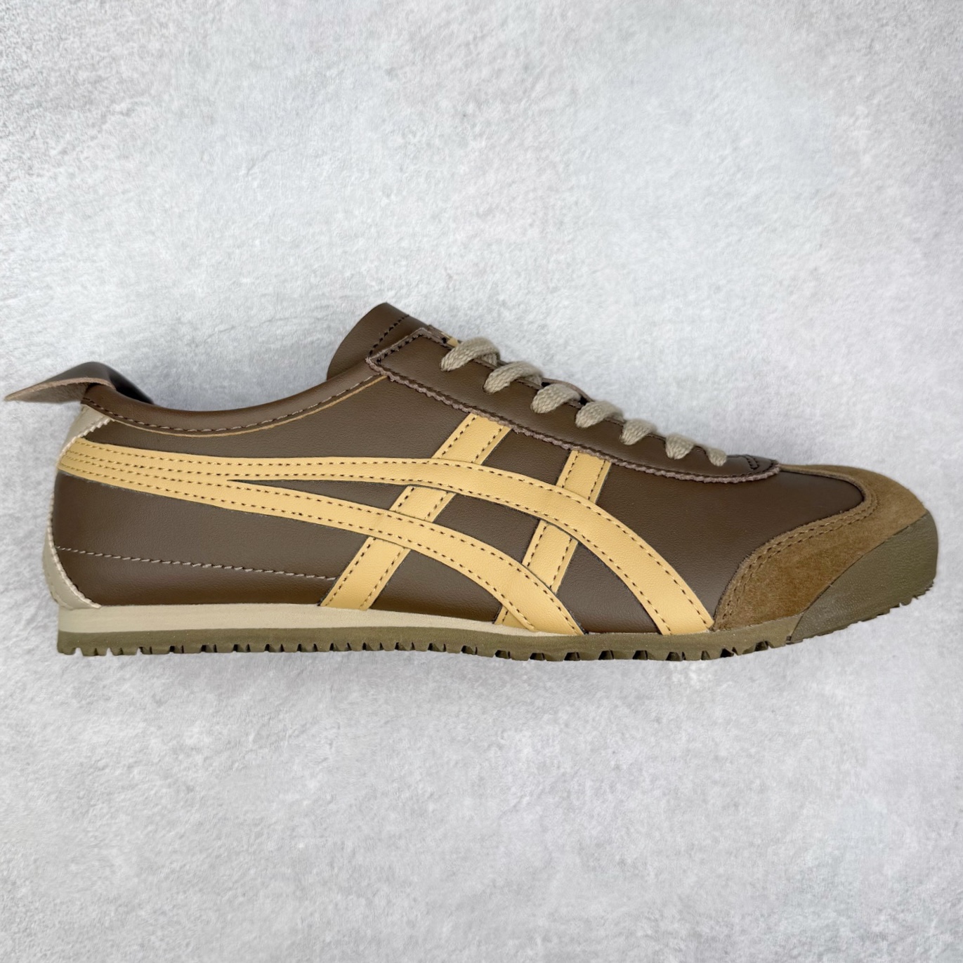 ＃C版 Asics Onitsuka Tiger MEXICO 66 亚瑟士鬼冢虎复古经典板鞋 市场王者选手 海外订单工厂出品 长期生产补货永不断码 超成熟稳定的做工品控 原装全套纸板楦头开发 原汁原味 完美呈现版型 私模正确鞋底咬花纹路 一比一鞋头弧度高度鞋身弧度 绝不口嗨 细节品控鞋型随意秒杀市面 原档咬花纹路私模大底 一个单元有六个三角形 总体形拼接呈现花瓣状 官方四联吊牌 原装Ortholite轻量化鞋垫 原盒原配 质保卡 说明书 钢印防尘纸 纸板中底带钢印 乳胶组合鞋垫 支持全方位的对比专柜 产品从款式颜色造型上体现出追求舒适和细节的完美 鞋类更是推崇手工制作的严谨与完美 融舒适性与可穿性的设计风格 注重细节的完美和别致魅力 既保持稳重 又不失轻松的时尚感 尺码：36 37 37.5 38 39 39.5 40 40.5 41.5 42 42.5 43.5 44 45-选品中心