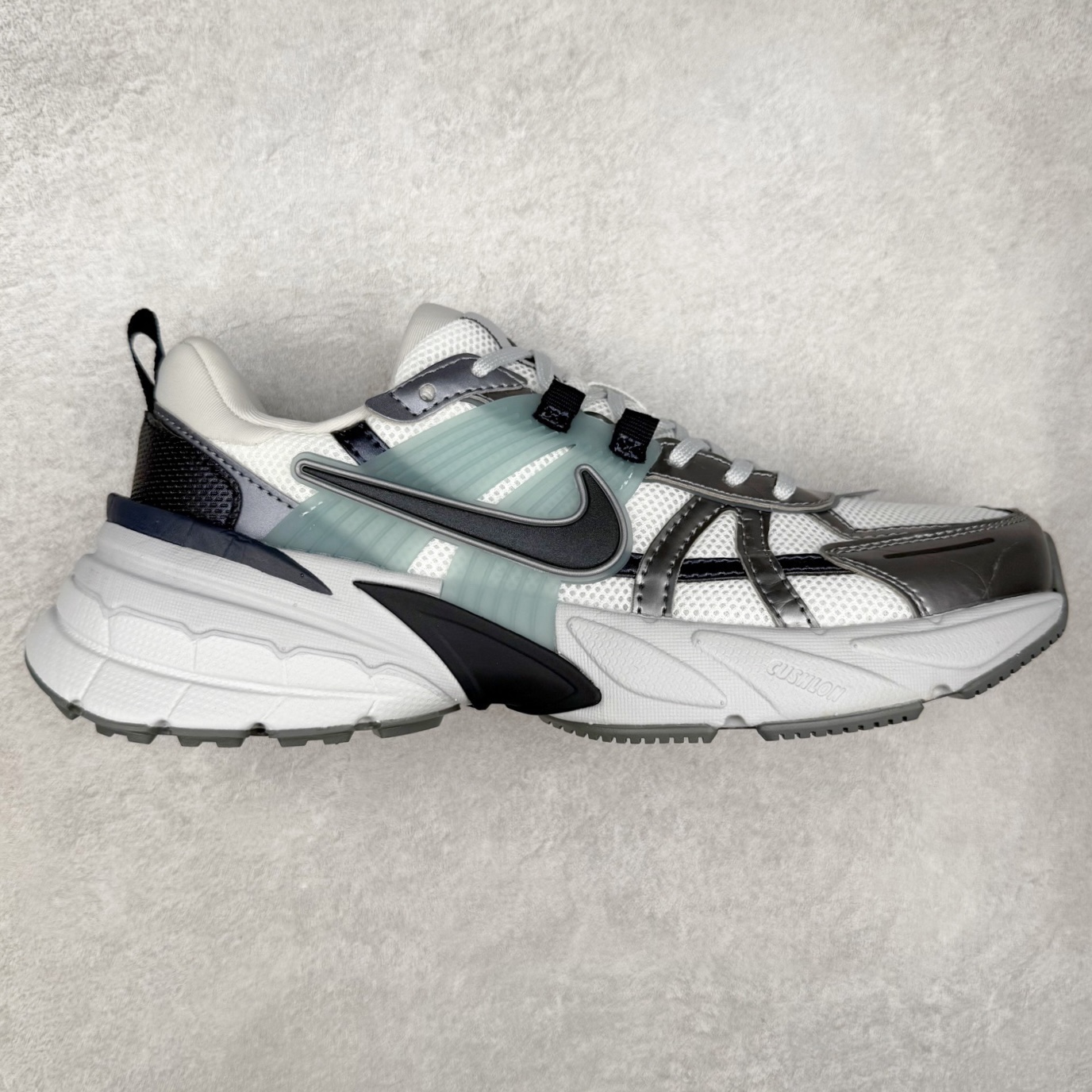 NK V2K Runtekk 减震防滑低帮 复古老爹鞋跑步鞋 HQ3484-121 鞋款被命名为 Runtekk 设计上借鉴了 2000 年的跑鞋风格 配色上以金属银为主调 简练又有复古运动气质 材质上使用大面积网眼、皮革、TPU 组成 支撑和透气性肯定不错 中底处由 Cushlon 泡绵打造 保证在压马路时可以提供优秀脚感 并通过一手做旧氧化效果突出复古感 中底造型很容易让大家联想到巴黎世家3XL 增高效果同样不能忽视 尺码：36 36.5 37.5 38 38.5 39 40 40.5 41 42 42.5 43 44 44.5 45-选品中心