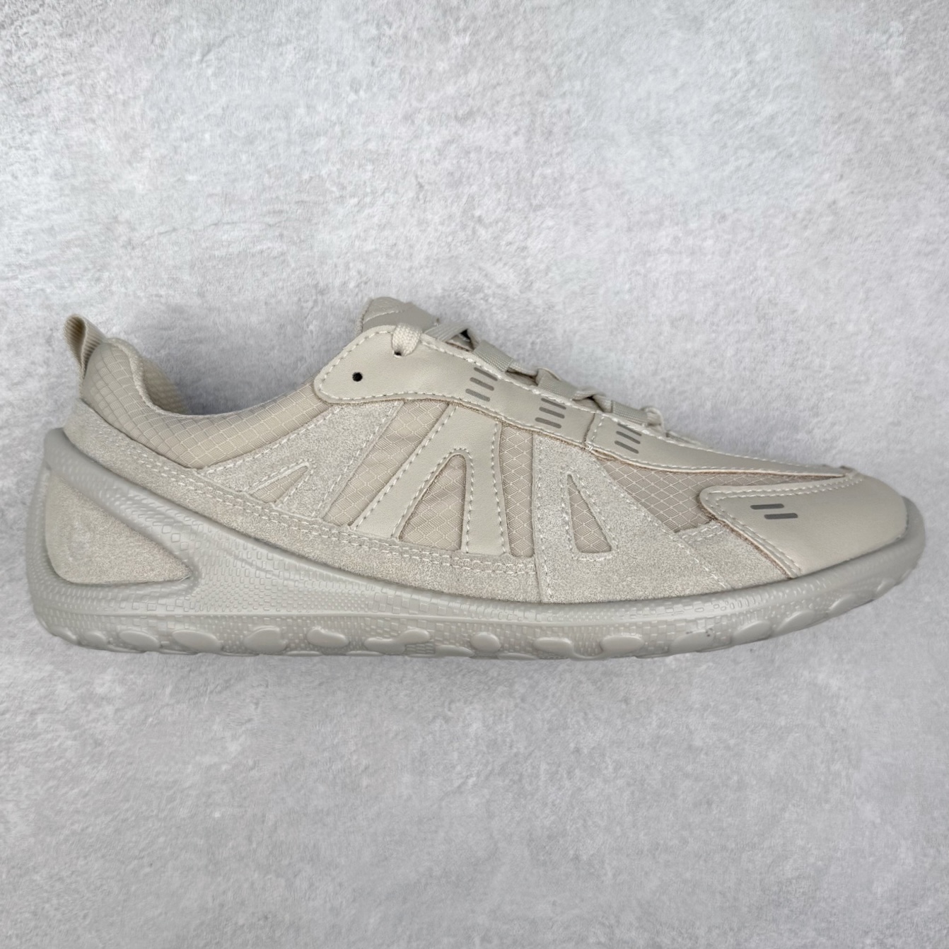 ECCO爱步 BIOM LITE 皮革系带时尚耐磨低帮 户外功能鞋 ECCO以三大核心特征为依托：北欧设计风格、鞋履制作、积极的生活方式。北欧设计风格：北欧设计特点是独特、有格调、实用和简约，并且品质优良。鞋履制作：ECCO钟爱鞋履制作以及一切与鞋履制作相关的事物。积极的生活方式：ECCO的创始人希望制作出的鞋履无需磨合，即可完美贴合脚型，帮助人们享受行走的乐趣。ECCO的成功源自其产品质量和创新的技术水平，恪守“鞋遵循双足”的设计理念，将的舒适度和风格融为一体。ECCO跑遍全世界寻找创新的原料。从制革制鞋一体化的设置，源头上控制皮革质量，确保对人体无害。 尺码：35 36 37 38 39 40 41 42 43 44 （皮鞋码）-选品中心