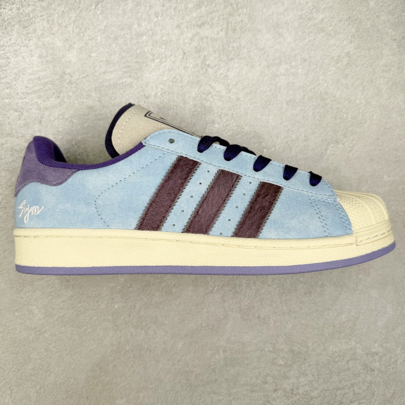 AD Originals Superstar 经典复古贝壳头板鞋 KI3533 诞生于1969年 是第一双将全皮面鞋 身与橡胶鞋头结合在一起的低帮篮球鞋 Superstar最开始 是作为高帮篮球鞋Pro Model的低帮版本而出现的 但因为其独特和醒目的橡胶鞋头造型而让大家熟知 被大家形象地称为\\\”shelltoe\\\”贝壳头 在70年代的美国职业篮球场上 接近3/4的NBA球员都将这双Superstar作为场上用鞋 80年代之后 经过不断的改良和发展 Superstar逐渐成为横跨时装、音乐、街头文化、休闲和运动等各大领域的时尚潮鞋 尺码：36 36.5 37 38 38.5 39 40 40.5 41 42 42.5 43 44 44.5 45-选品中心