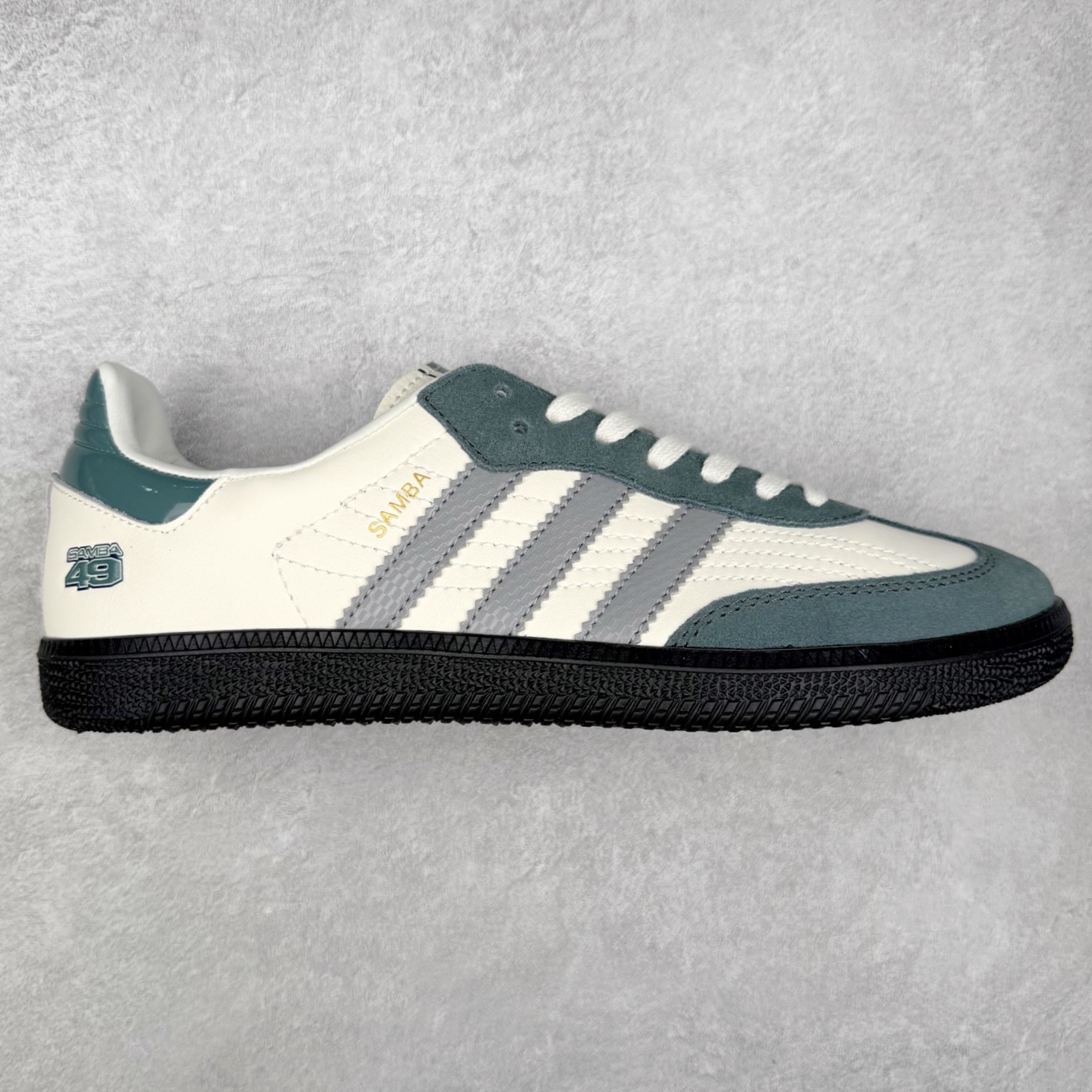 AD Original Samba OG 复古经典轻便板鞋 JP9222 口碑大厂出品 品控大底版型不断改良更新 全套原纸板楦头开发 确保原汁原味 完美呈现桑巴版型 一比一鞋头弧度高度鞋身弧度 此版本只针对中端市场 皮料材质有所更替 其他数据细节工艺流程均保持一致 绝不口嗨 细节品控鞋型随意对比 正确烫金高频细节 原装纳米超迁皮料 独家私模橡胶大底 原盒原配 这款桑巴鞋展示了高质量的工艺 带有装饰的超锁缝制和无缝的手感 柔软、柔软的皮革造型和标志性的3条纹完成了精致的外观 正规合身鞋带 鞋面上有绒面鞋垫 橡胶鞋底 享受正畸套筒软感 自50年代首次亮相以来就一直在赢得粉丝的青睐 尺码：35.5 36 36.5 37.5 38 38.5 39 40 40.5 41 42 42.5 43 44 44.5 45-选品中心