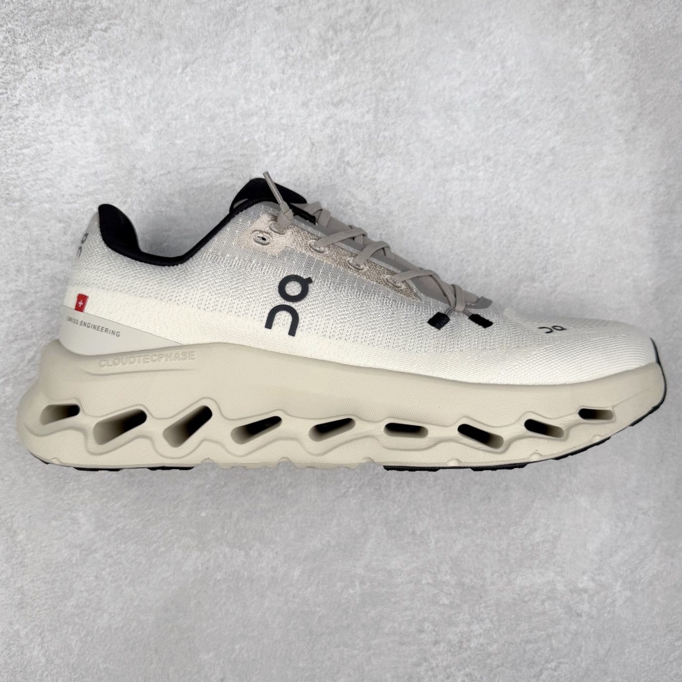 On昂跑 Cloudtilt 圆头系带减震耐磨低帮生活休闲鞋 此运动品牌 开创于2010年 缓震着陆、强效回弹、轻柔质感的设计构思始终是ON研制关键 与此同时基于“为全球提供革新性的跑步感受”信念 陆续推出了多款跑鞋及其以专业运动人体跑步工程学为设计关键的功能性跑步服饰设备 让跑者不费力气地畅快畅跑 尺码：36 36.5 37.5 38 38.5 39 40 40.5 41 42 42.5 43 44 44.5 45-选品中心