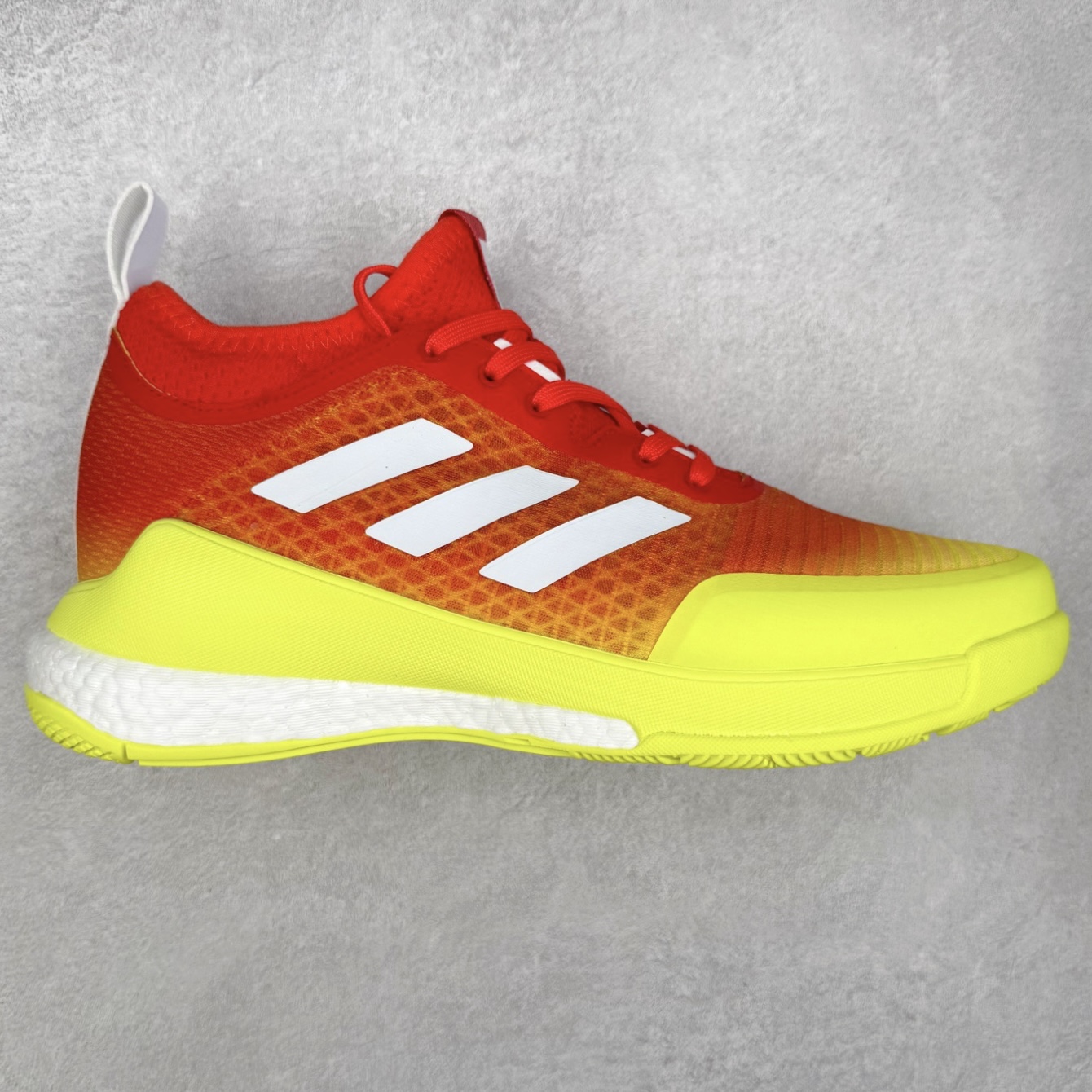 AD Crazyflight Mid 减震防滑中帮训练鞋 男女同款 H04964 借助Crazyflight,您可以在球场上获得所需的支撑性贴合性，灵敏的缓冲性和透气舒适性。弹力网眼鞋面透气，可保持凉爽。TPU纱线中足护具可保持轻巧的感觉和透气性，同时提供横向稳定性。蕾丝封扣带来舒适款式。鞋跟中的绒面革衬里感觉舒适且光滑。BOOST技术可提供灵敏，缓冲的感觉，吸收震动并保持飞行。模压鞋垫可提供额外缓冲。耐用的橡胶外底可在所有方向提供牵引力和耐用性。实拍调校N版已经零色差零失真 百分百还原实物色彩所见即所得 不存在货不对板色差等低级问题 选购参考实物拍摄 不混卖不参货 只用心做好货严格选品 承诺混一赔十 尺码：36 36.5 37.5 38 38.5 39 40 40.5 41 42 42.5 43 44 44.5 45 46-选品中心