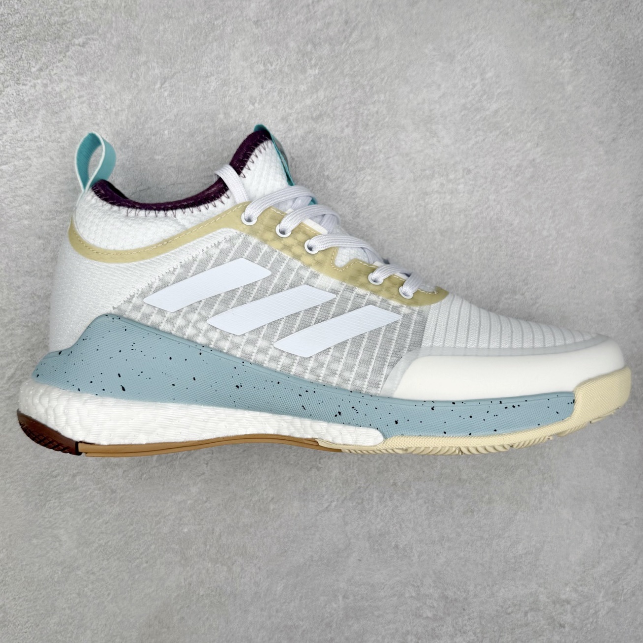 AD Crazyflight Mid 减震防滑中帮训练鞋 男女同款 GX1258 借助Crazyflight,您可以在球场上获得所需的支撑性贴合性，灵敏的缓冲性和透气舒适性。弹力网眼鞋面透气，可保持凉爽。TPU纱线中足护具可保持轻巧的感觉和透气性，同时提供横向稳定性。蕾丝封扣带来舒适款式。鞋跟中的绒面革衬里感觉舒适且光滑。BOOST技术可提供灵敏，缓冲的感觉，吸收震动并保持飞行。模压鞋垫可提供额外缓冲。耐用的橡胶外底可在所有方向提供牵引力和耐用性。实拍调校N版已经零色差零失真 百分百还原实物色彩所见即所得 不存在货不对板色差等低级问题 选购参考实物拍摄 不混卖不参货 只用心做好货严格选品 承诺混一赔十 尺码：36 36.5 37.5 38 38.5 39 40 40.5 41 42 42.5 43 44 44.5 45 46-选品中心