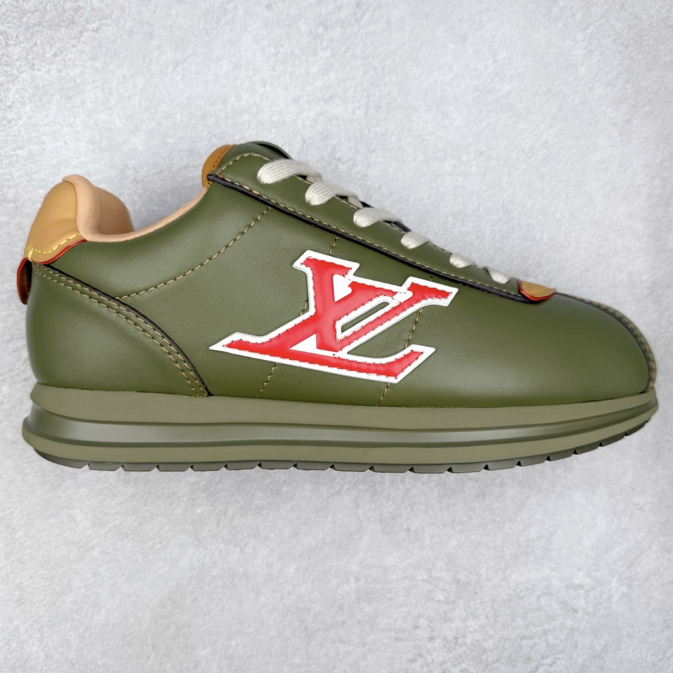 ＃GD广顶 LOUIS VUITTON x Nigo lv联名款 Buttersoft 牛皮革羊皮革 FW25 图案压纹 圆头系带 低帮 生活休闲鞋 男女同款 白色 外贸零售特供批次 2023全新纸板数据 印花高频效果碾压市面 市售天花板产物 耗时半年巨作 全套原厂新版原纸板楦头开发 原厂特供皮料加持 市场所有版本中综合最强的货品 GD实力大厂出品 全网最全配色更新最快 最成熟的做工稳定的品控 完美鞋型超高的清洁度 零毛边线头瑕疵 全套原楦原纸版原鞋开模 全网最具灵魂的版型 正确原装黄色鞋盒 正确中底印花 鞋面印花3D高频深度立体 全鞋电脑针车 紧密相连 针距密度一致 环保乳胶注塑鞋垫 厚度脚感还原原版 皮面裁剪部位 统一油边封口工艺 原装橡胶大底含胶量大底组合零偏差 专柜全套包装 防尘袋 说明书 质保卡 男女鞋 尺码：35 36 37 38 39 40 41 42 43 44 45-选品中心