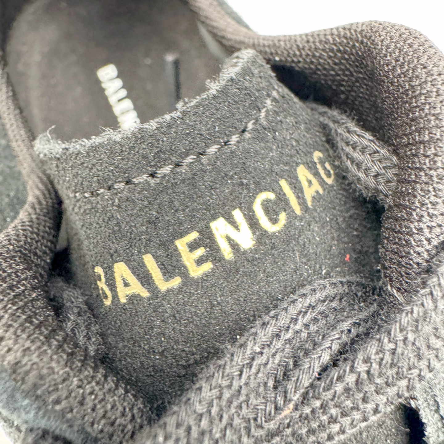 图片[15]-＃纯原 Balenciaga x PUMA/彪马 Speedcat 巴黎世家联名系列薄底鞋牛皮圆头做旧磨损低帮生活休闲鞋 男女同款 选用了近两年人气极高的 “薄底鞋” PUMA Speedcat 为蓝本，带来了多个不同配色的联名鞋款。在色调上继承了这双赛车鞋原本的惯用方案，但鞋身侧面标志性的 PUMA Formstrip 标志则采用了 “破坏做旧” 的手法，这也是 Balenciaga 鞋款极为常见的风格。将白色的 PUMA Formstrip 撕掉了一大半，这极为 “粗暴” 的处理方式，在街头绝对有着十足的回头率。鞋头的 PUMA Logo 得以保留，烫金的 BALENCIAGA 字样则表明了它的联名身份，后跟则是鞋款的尺码，这也是 Balenciaga 鞋款的家族习惯。实拍调校N版已经零色差零失真 百分百还原实物色彩所见即所得 不存在货不对板色差等低级问题 选购参考实物拍摄 不混卖不参货 只用心做好货严格选品 承诺混一赔十 尺码：36 36.5 37.5 38 38.5 39 40 40.5 41 42 42.5 43 44 44.5 45-选品中心