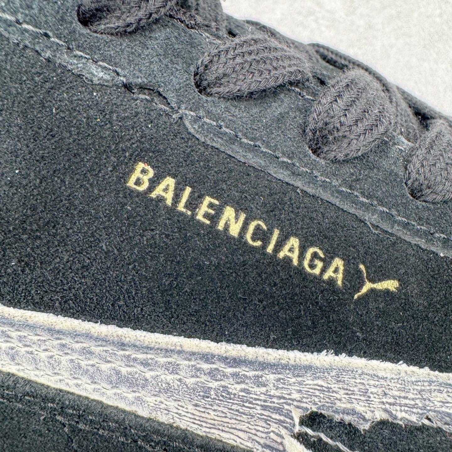 图片[20]-＃纯原 Balenciaga x PUMA/彪马 Speedcat 巴黎世家联名系列薄底鞋牛皮圆头做旧磨损低帮生活休闲鞋 男女同款 选用了近两年人气极高的 “薄底鞋” PUMA Speedcat 为蓝本，带来了多个不同配色的联名鞋款。在色调上继承了这双赛车鞋原本的惯用方案，但鞋身侧面标志性的 PUMA Formstrip 标志则采用了 “破坏做旧” 的手法，这也是 Balenciaga 鞋款极为常见的风格。将白色的 PUMA Formstrip 撕掉了一大半，这极为 “粗暴” 的处理方式，在街头绝对有着十足的回头率。鞋头的 PUMA Logo 得以保留，烫金的 BALENCIAGA 字样则表明了它的联名身份，后跟则是鞋款的尺码，这也是 Balenciaga 鞋款的家族习惯。实拍调校N版已经零色差零失真 百分百还原实物色彩所见即所得 不存在货不对板色差等低级问题 选购参考实物拍摄 不混卖不参货 只用心做好货严格选品 承诺混一赔十 尺码：36 36.5 37.5 38 38.5 39 40 40.5 41 42 42.5 43 44 44.5 45-选品中心