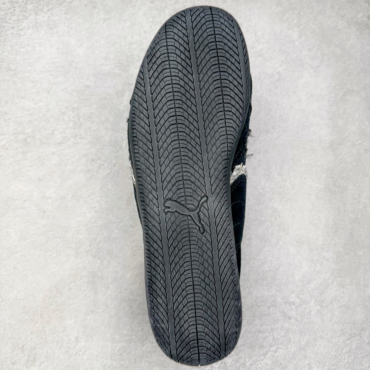 图片[9]-＃纯原 Balenciaga x PUMA/彪马 Speedcat 巴黎世家联名系列薄底鞋牛皮圆头做旧磨损低帮生活休闲鞋 男女同款 选用了近两年人气极高的 “薄底鞋” PUMA Speedcat 为蓝本，带来了多个不同配色的联名鞋款。在色调上继承了这双赛车鞋原本的惯用方案，但鞋身侧面标志性的 PUMA Formstrip 标志则采用了 “破坏做旧” 的手法，这也是 Balenciaga 鞋款极为常见的风格。将白色的 PUMA Formstrip 撕掉了一大半，这极为 “粗暴” 的处理方式，在街头绝对有着十足的回头率。鞋头的 PUMA Logo 得以保留，烫金的 BALENCIAGA 字样则表明了它的联名身份，后跟则是鞋款的尺码，这也是 Balenciaga 鞋款的家族习惯。实拍调校N版已经零色差零失真 百分百还原实物色彩所见即所得 不存在货不对板色差等低级问题 选购参考实物拍摄 不混卖不参货 只用心做好货严格选品 承诺混一赔十 尺码：36 36.5 37.5 38 38.5 39 40 40.5 41 42 42.5 43 44 44.5 45-选品中心