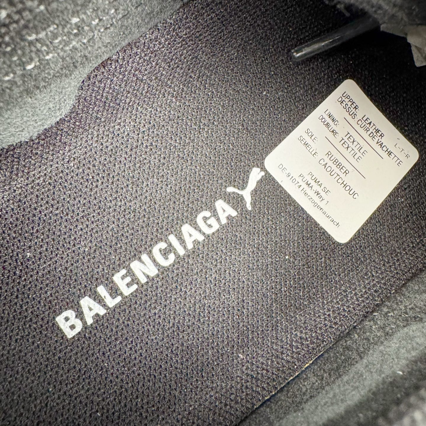 图片[12]-＃纯原 Balenciaga x PUMA/彪马 Speedcat 巴黎世家联名系列薄底鞋牛皮圆头做旧磨损低帮生活休闲鞋 男女同款 选用了近两年人气极高的 “薄底鞋” PUMA Speedcat 为蓝本，带来了多个不同配色的联名鞋款。在色调上继承了这双赛车鞋原本的惯用方案，但鞋身侧面标志性的 PUMA Formstrip 标志则采用了 “破坏做旧” 的手法，这也是 Balenciaga 鞋款极为常见的风格。将白色的 PUMA Formstrip 撕掉了一大半，这极为 “粗暴” 的处理方式，在街头绝对有着十足的回头率。鞋头的 PUMA Logo 得以保留，烫金的 BALENCIAGA 字样则表明了它的联名身份，后跟则是鞋款的尺码，这也是 Balenciaga 鞋款的家族习惯。实拍调校N版已经零色差零失真 百分百还原实物色彩所见即所得 不存在货不对板色差等低级问题 选购参考实物拍摄 不混卖不参货 只用心做好货严格选品 承诺混一赔十 尺码：36 36.5 37.5 38 38.5 39 40 40.5 41 42 42.5 43 44 44.5 45-选品中心